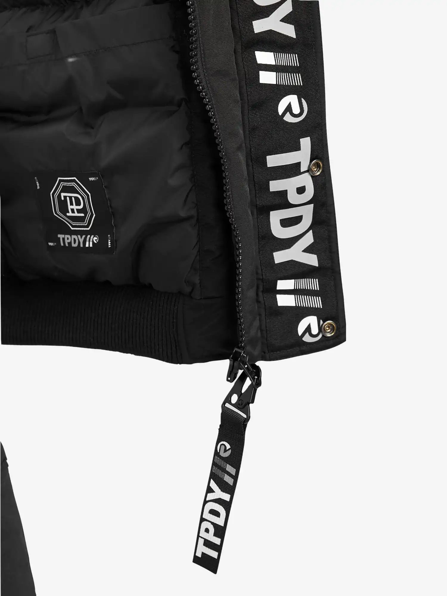 Nahaufnahme des schwarzen trueprodigy Noah Winterparka mit Kapuze und Kunstfell, mit eingebranntem "TPDY"-Schriftzug und Logodetails auf dem Reißverschluss, dem Innenetikett und der Innenkante. Weißer Schriftzug kontrastiert mit schwarzem Stoff; abnehmbare Kapuze für Vielseitigkeit.