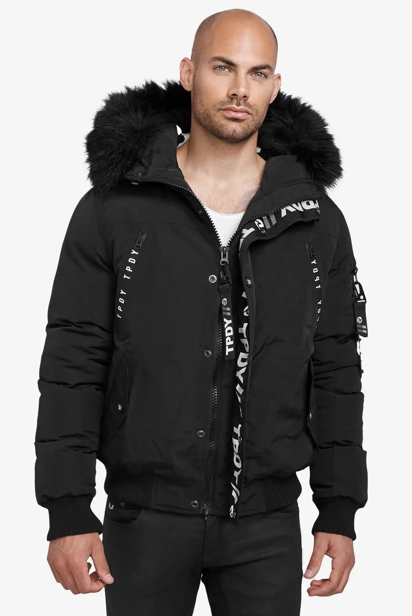 Ein Mann trägt den Noah Winterparka mit Kapuze und Kunstfell von trueprodigy mit weißer Schrift auf Reißverschluss und Besatz vor schlichtem, weißem Hintergrund.