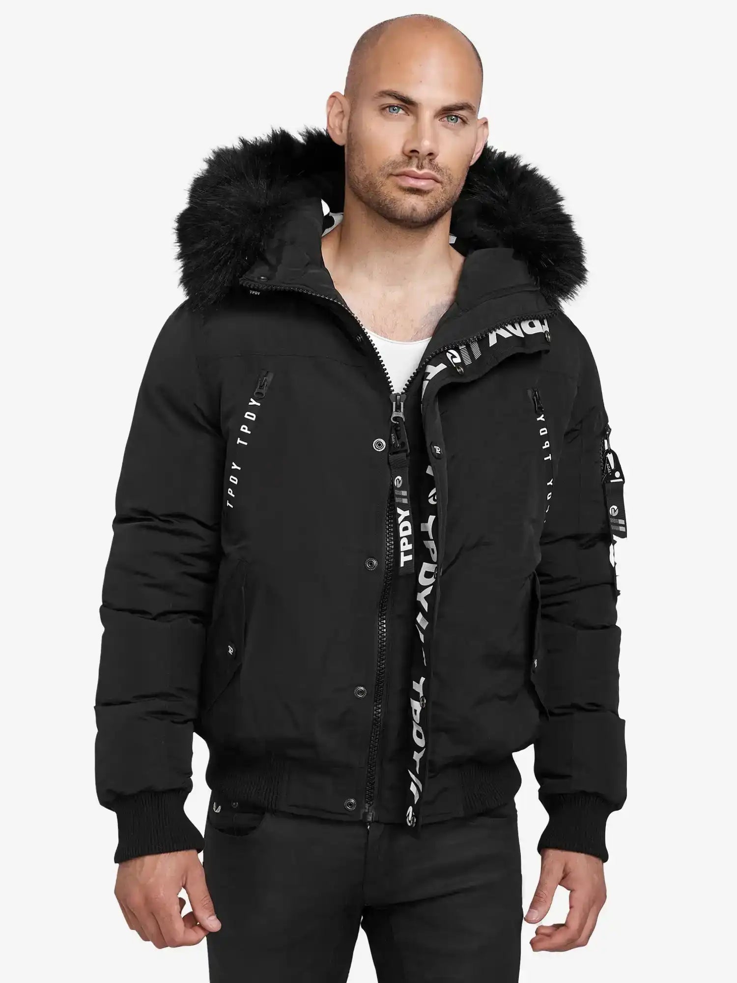 Ein Mann trägt den Noah Winterparka mit Kapuze und Kunstfell von trueprodigy mit weißer Schrift auf Reißverschluss und Besatz vor schlichtem, weißem Hintergrund.
