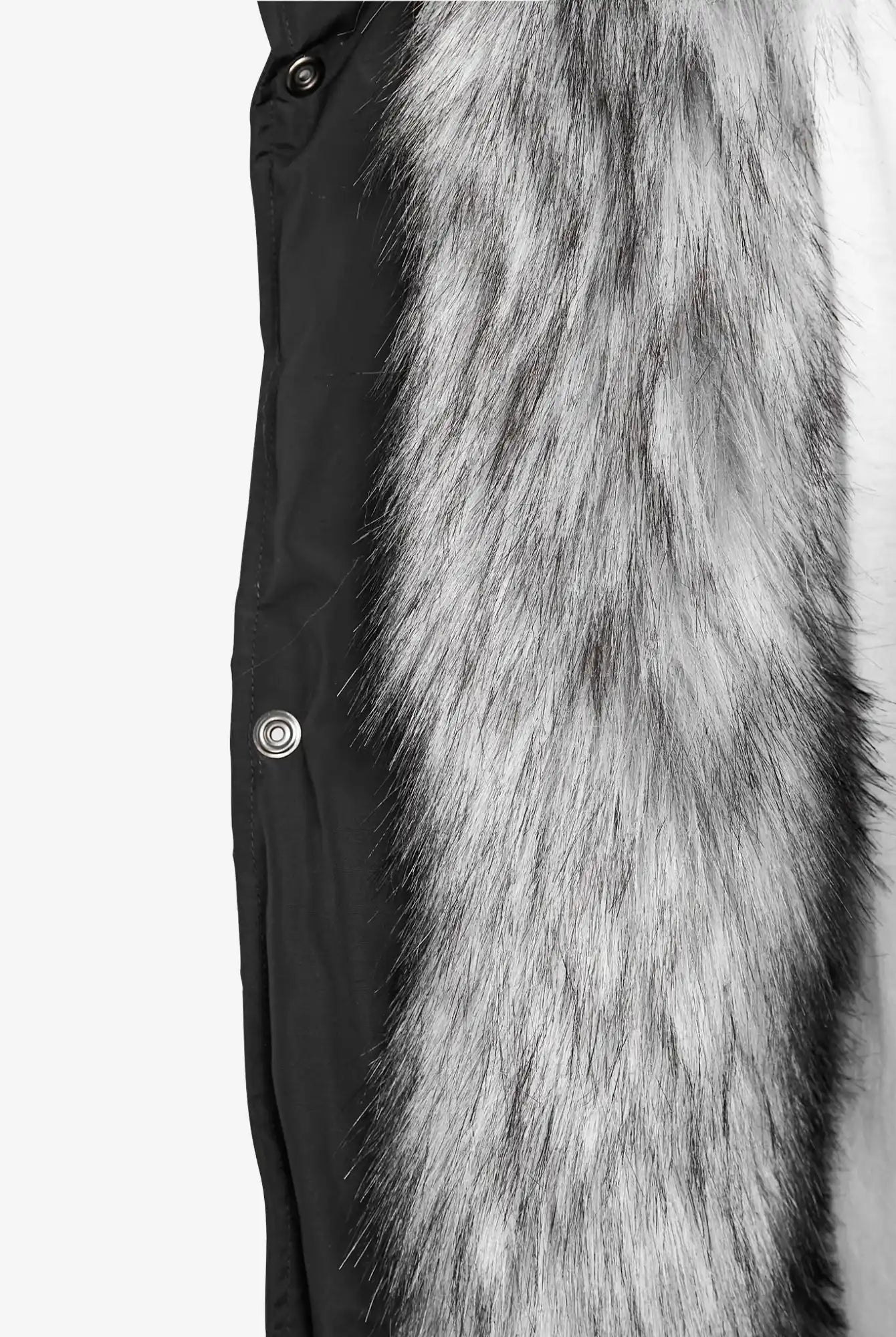 Nahaufnahme der trueprodigy Zayn Winterjacke mit Kunstfell: schwarzer Herrenparka mit grauem Kunstfellbesatz, sichtbarem Druckknopf und teilweise sichtbarem weißen Innenfutter für einen stilvollen, funktionellen Look.