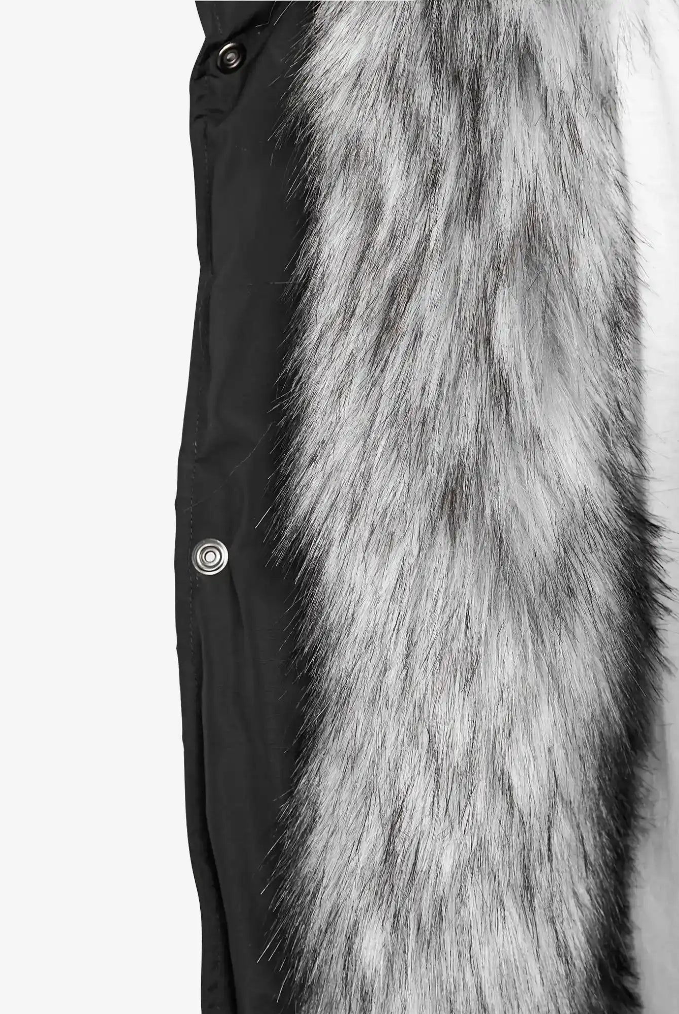 Nahaufnahme der trueprodigy Zayn Winterjacke mit Kunstfell: schwarzer Herrenparka mit grauem Kunstfellbesatz, sichtbarem Druckknopf und teilweise sichtbarem weißen Innenfutter für einen stilvollen, funktionellen Look.