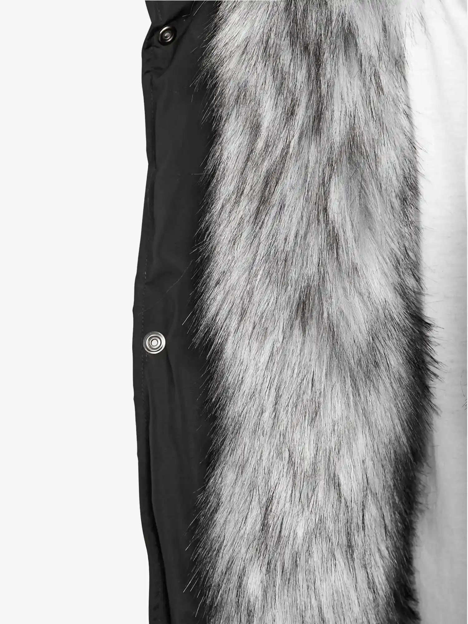 Nahaufnahme der trueprodigy Zayn Winterjacke mit Kunstfell: schwarzer Herrenparka mit grauem Kunstfellbesatz, sichtbarem Druckknopf und teilweise sichtbarem weißen Innenfutter für einen stilvollen, funktionellen Look.