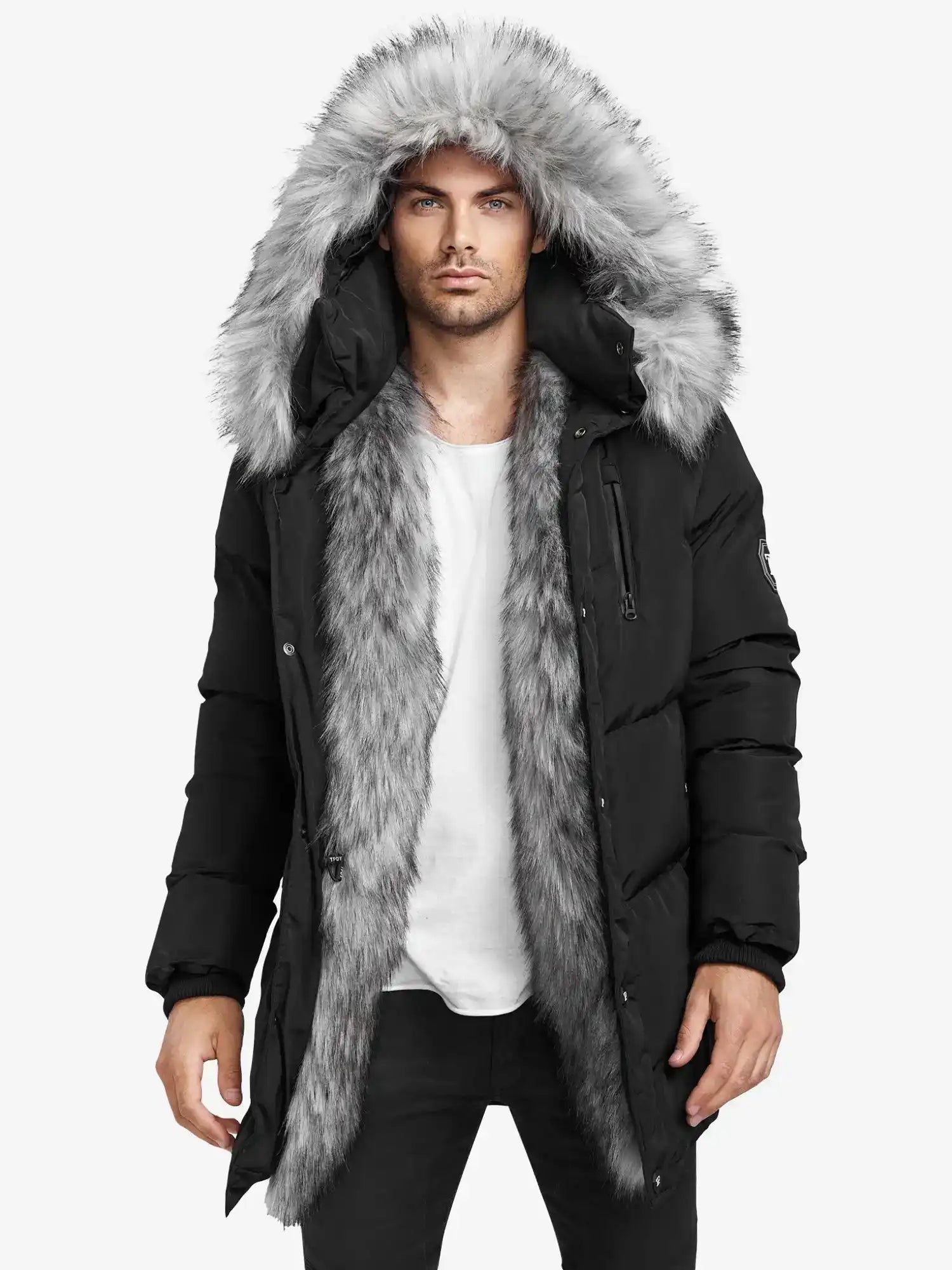 Ein Mann in einer Trueprodigy Zayn Winterjacke mit Kunstfell, die einen großen grauen Kunstfellbesatz an der Kapuze und am Innenfutter aufweist, steht vor einem schlichten weißen Hintergrund und trägt ein weißes T-Shirt und eine schwarze Hose.