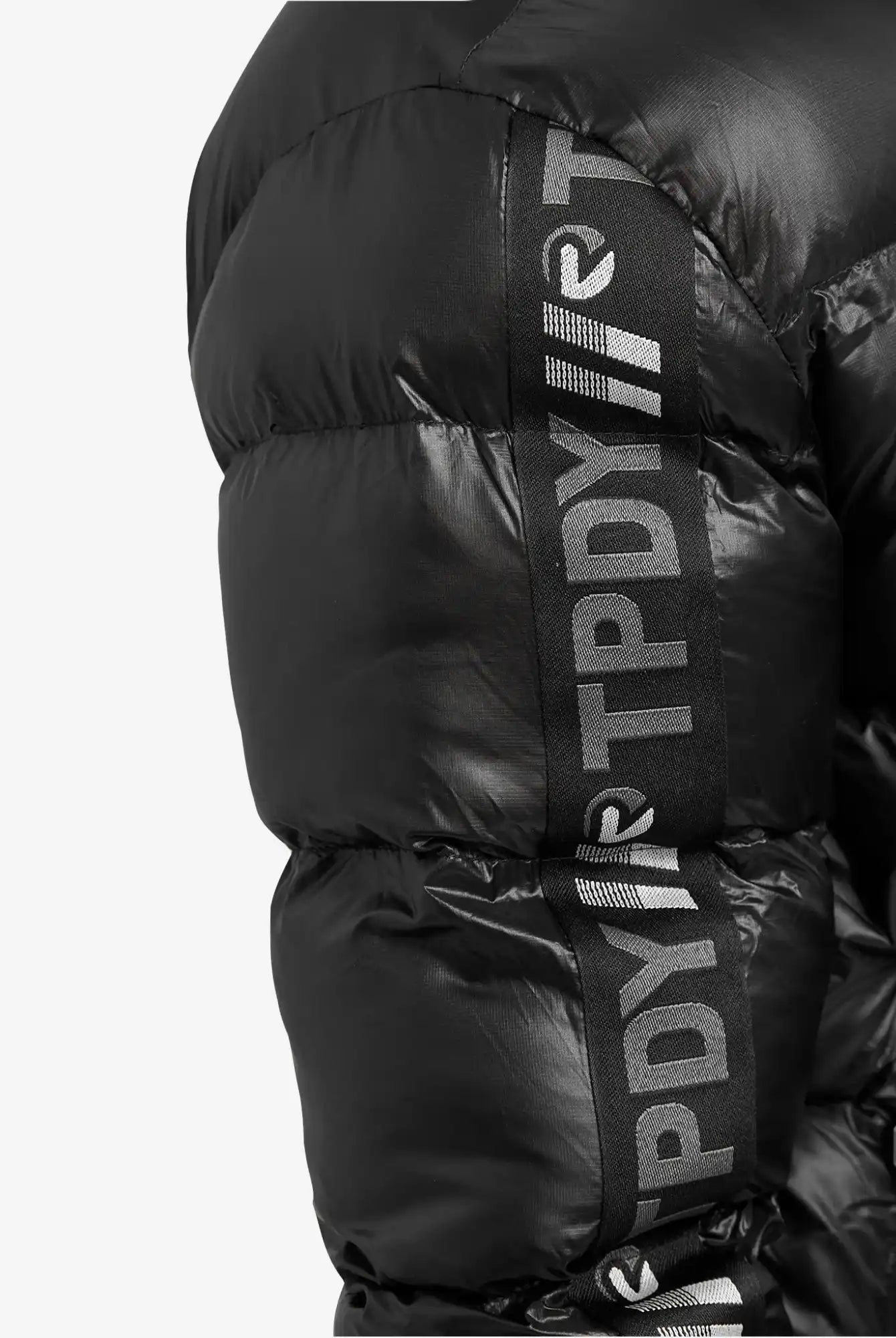 Nahaufnahme des Ärmels der trueprodigy Logan Pufferjacke mit Logo, mit glänzendem schwarzem Stoff und einem vertikalen Streifen mit weißem TPDY-Text und Logo.