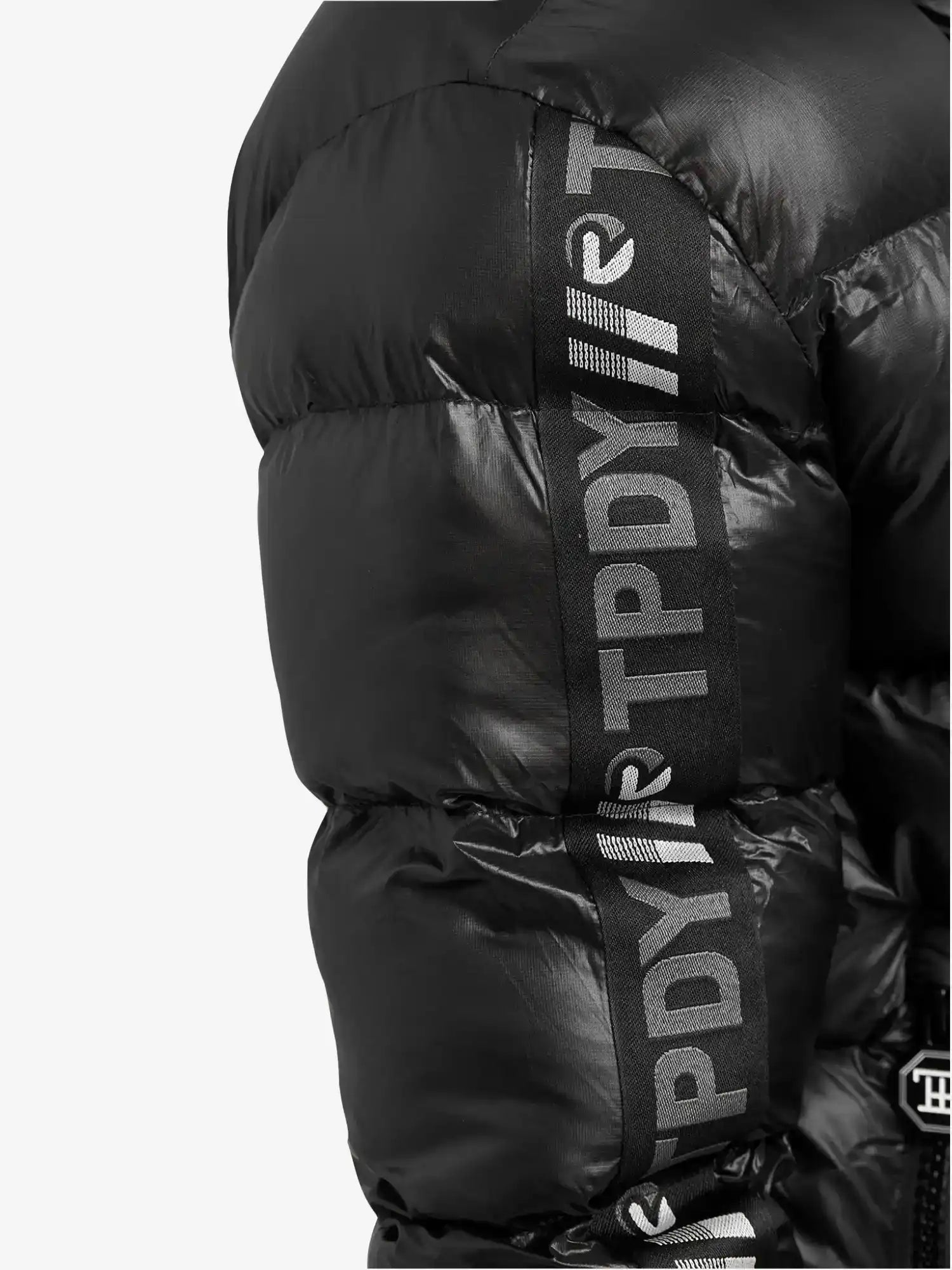 Nahaufnahme des Ärmels der trueprodigy Logan Pufferjacke mit Logo, mit glänzendem schwarzem Stoff und einem vertikalen Streifen mit weißem TPDY-Text und Logo.