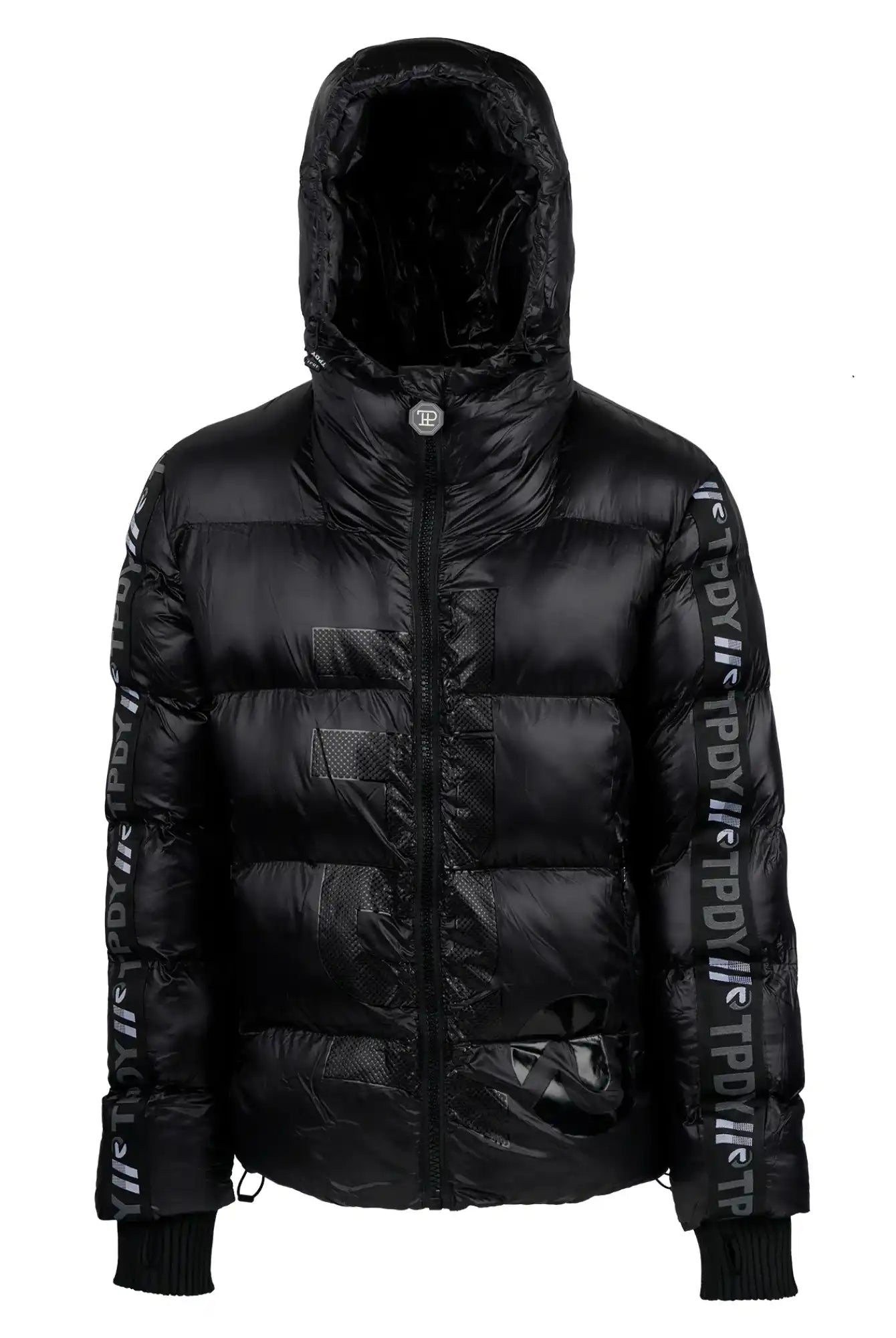 Die Logan Pufferjacke mit Logo von trueprodigy ist eine schwarze, glänzende Steppjacke mit Kapuze, Frontreißverschluss, gerippten Bündchen, PPD-Schriftzug auf den Ärmeln und einem dezenten Strukturmuster auf der Vorderseite.