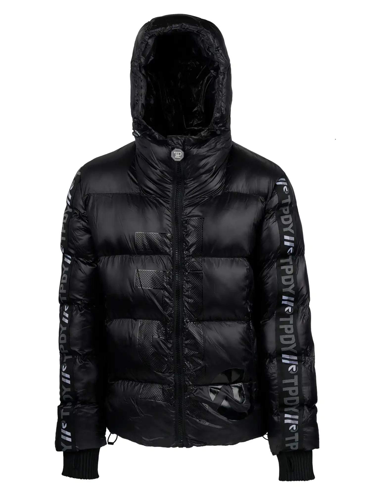Die Logan Pufferjacke mit Logo von trueprodigy ist eine schwarze, glänzende Steppjacke mit Kapuze, Frontreißverschluss, gerippten Bündchen, PPD-Schriftzug auf den Ärmeln und einem dezenten Strukturmuster auf der Vorderseite.