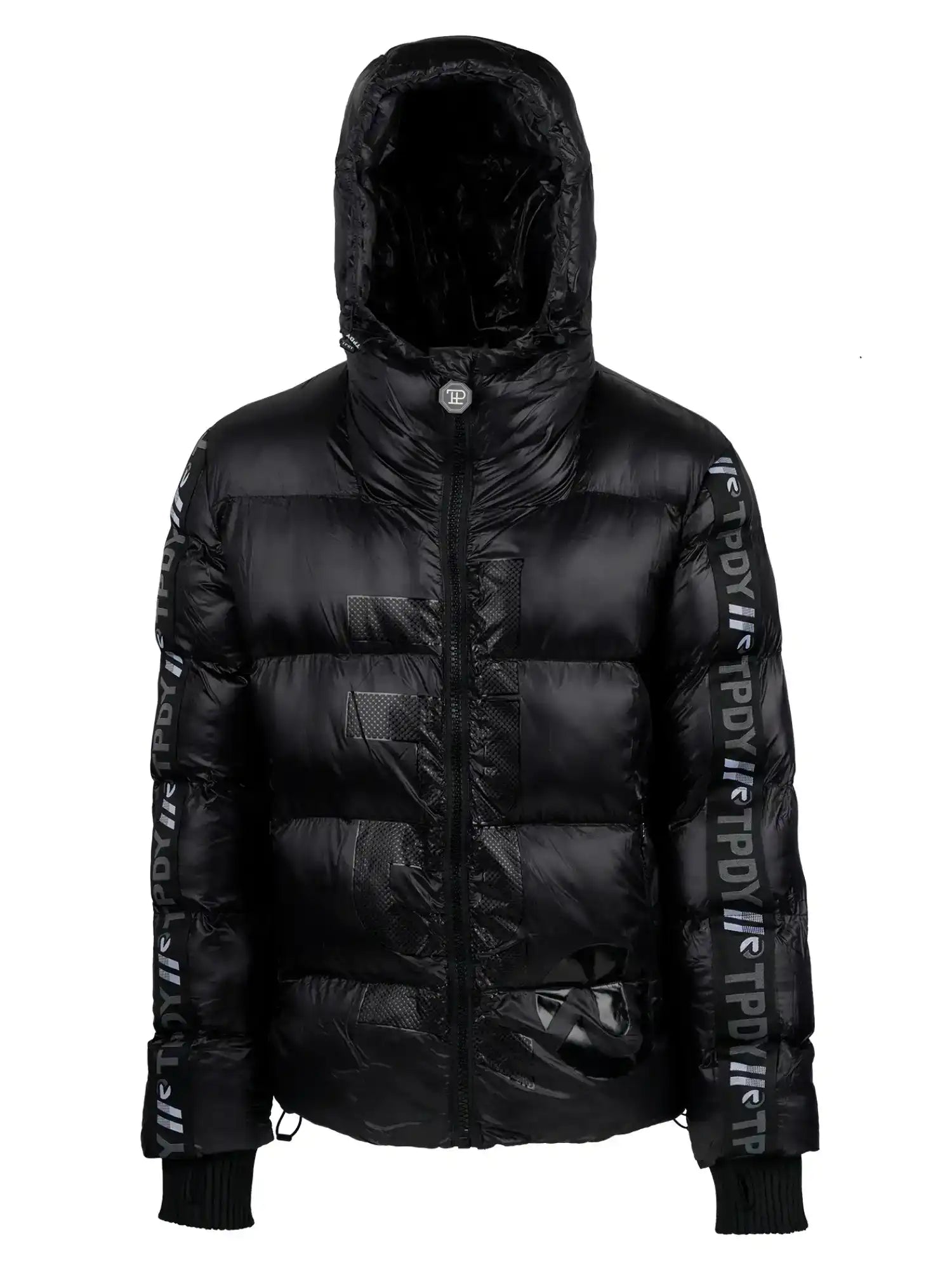 Die Logan Pufferjacke mit Logo von trueprodigy ist eine schwarze, glänzende Steppjacke mit Kapuze, Frontreißverschluss, gerippten Bündchen, PPD-Schriftzug auf den Ärmeln und einem dezenten Strukturmuster auf der Vorderseite.