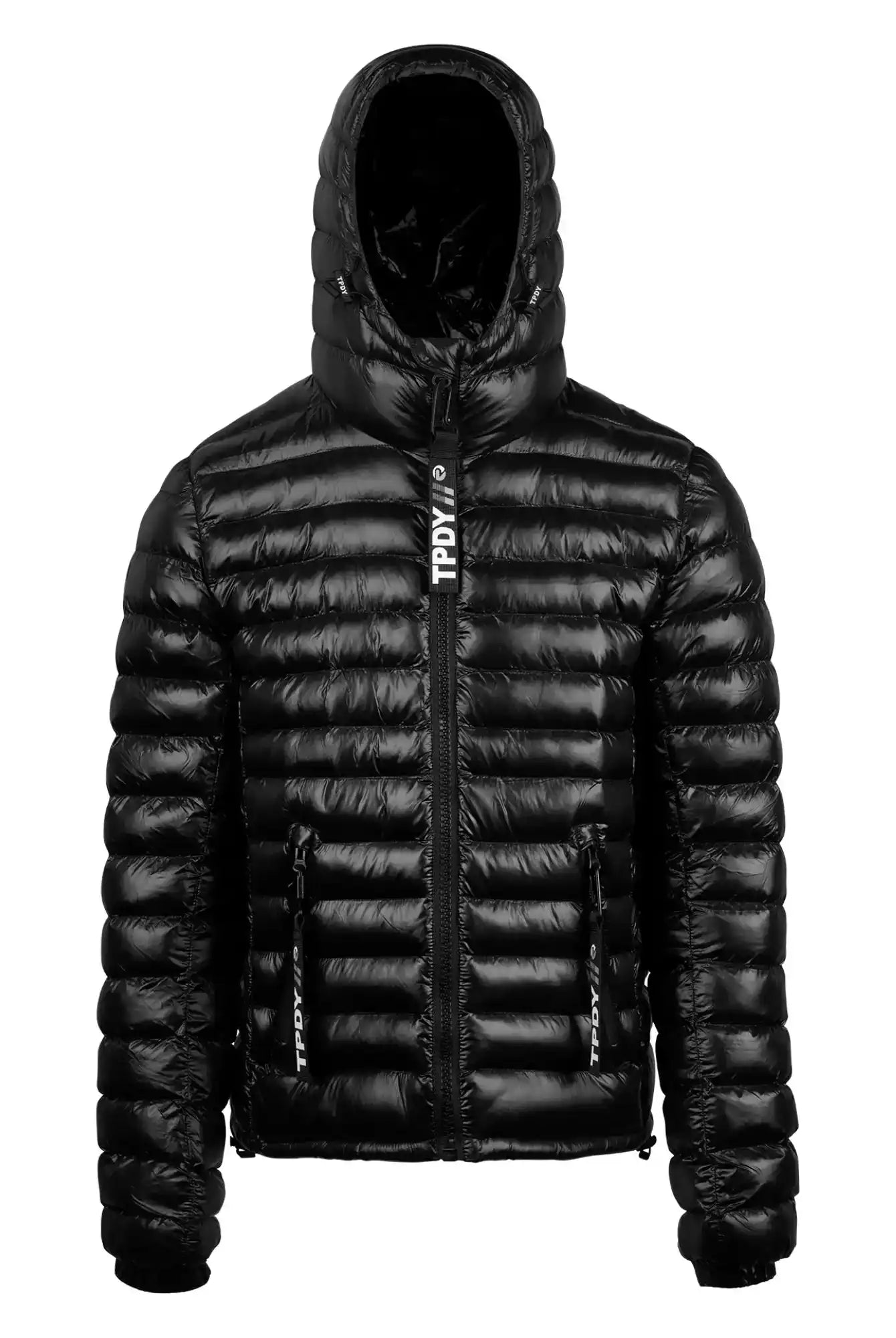 Die Adan F Steppjacke mit Kapuze von trueprodigy ist eine glänzend schwarze, wasserabweisende Damenjacke mit horizontaler Steppung, Frontreißverschluss, zwei Reißverschlusstaschen, Kapuze und TPDY auf den Reißverschluss-Ziehern. Ausgestellt auf einem weißen Hintergrund.