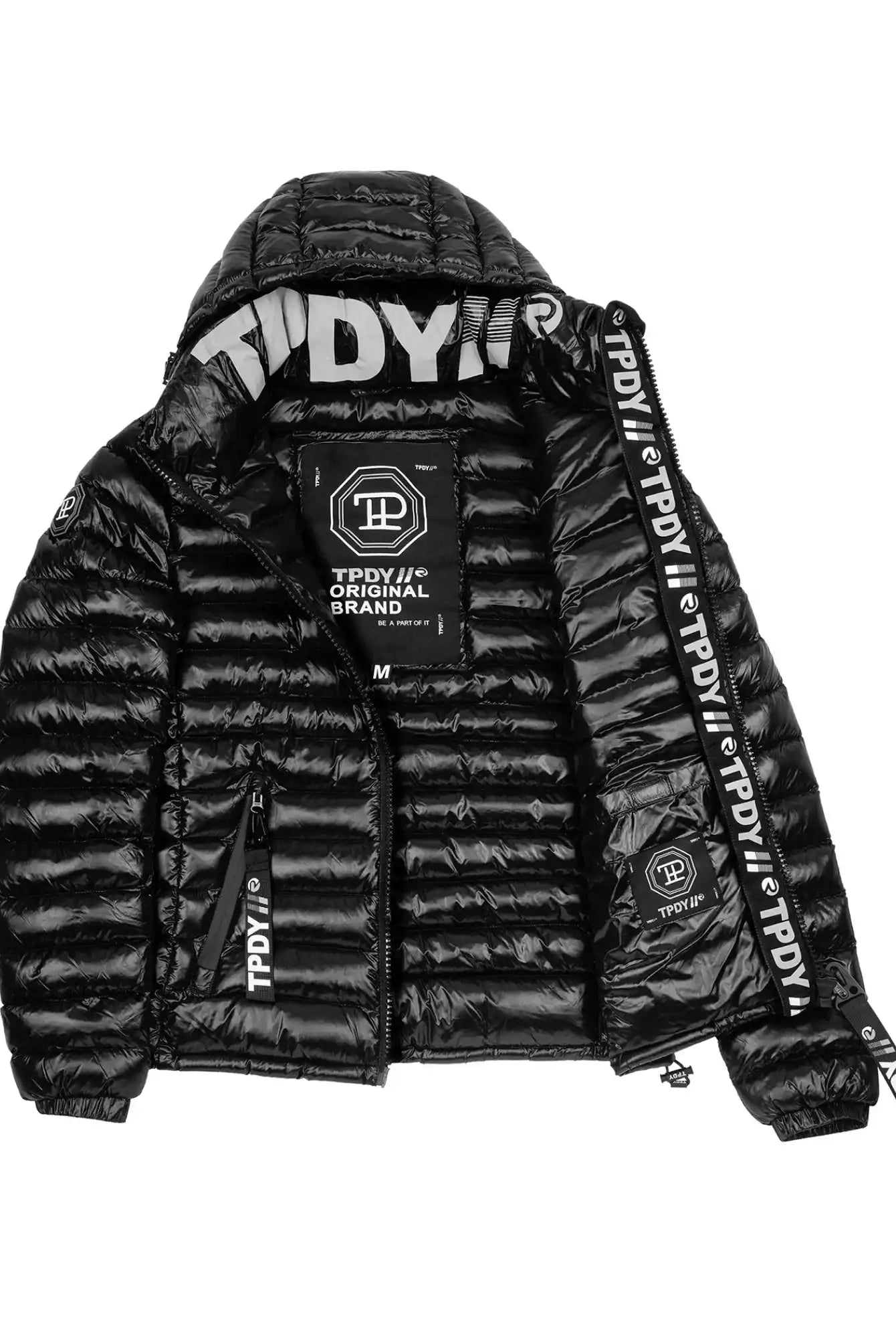 Die Adan F Steppjacke mit Kapuze von trueprodigy ist eine schwarze, glänzende Pufferjacke mit Kapuze, weißem trueprodigy-Branding innen, entlang des Reißverschlusses und auf dem Ärmel; abgebildet ohne Reißverschluss mit sichtbarem Innenetikett. Das Material ist wasserabweisend.