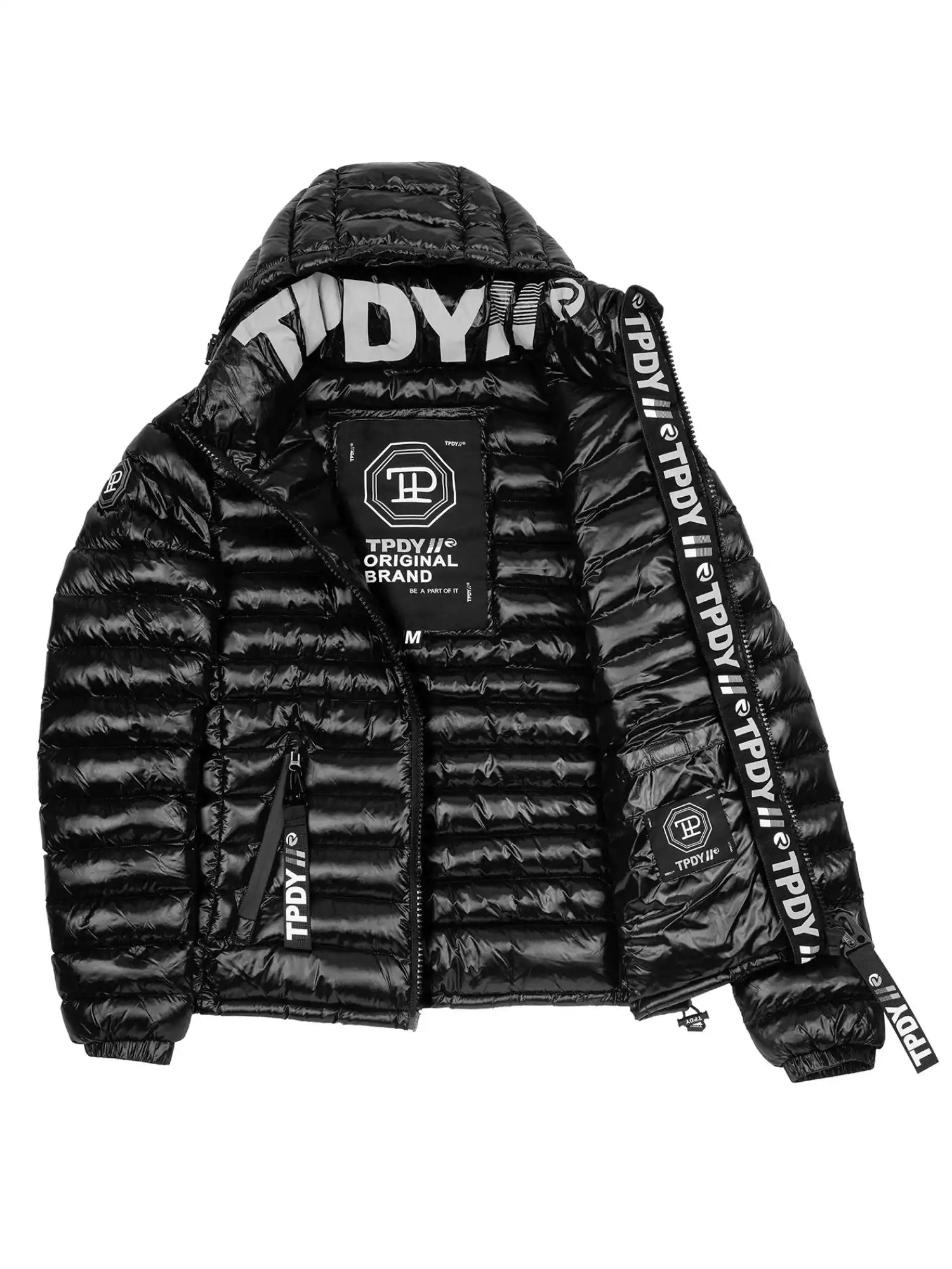 Die Adan F Steppjacke mit Kapuze von trueprodigy ist eine schwarze, glänzende Pufferjacke mit Kapuze, weißem trueprodigy-Branding innen, entlang des Reißverschlusses und auf dem Ärmel; abgebildet ohne Reißverschluss mit sichtbarem Innenetikett. Das Material ist wasserabweisend.