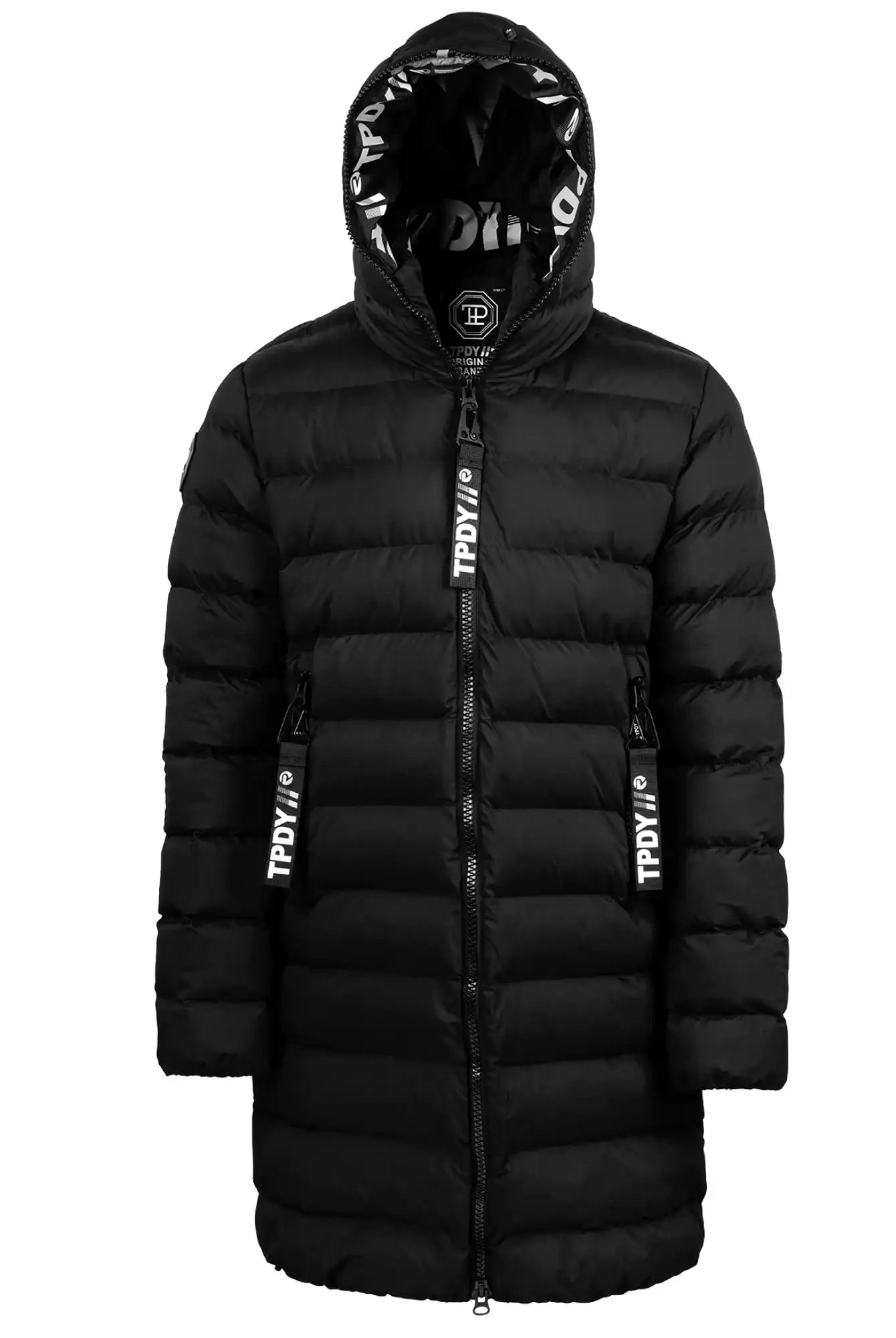 Die Chester Lange Pufferjacke mit Logo von trueprodigy ist eine lange, schwarze gesteppte Herrenjacke mit Kapuze, Frontreißverschluss, zwei Reißverschlusstaschen sowie weißen Logos auf schwarzen Zippern und Futter im Kapuzeninneren.