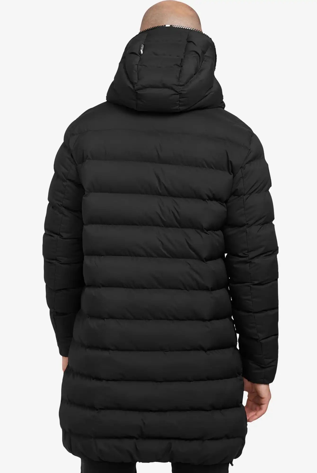 Eine Person trägt die Chester Lange Pufferjacke mit Logo von trueprodigy, eine schwarze gesteppte Jacke mit Kapuze, von hinten vor weißem Hintergrund gezeigt.