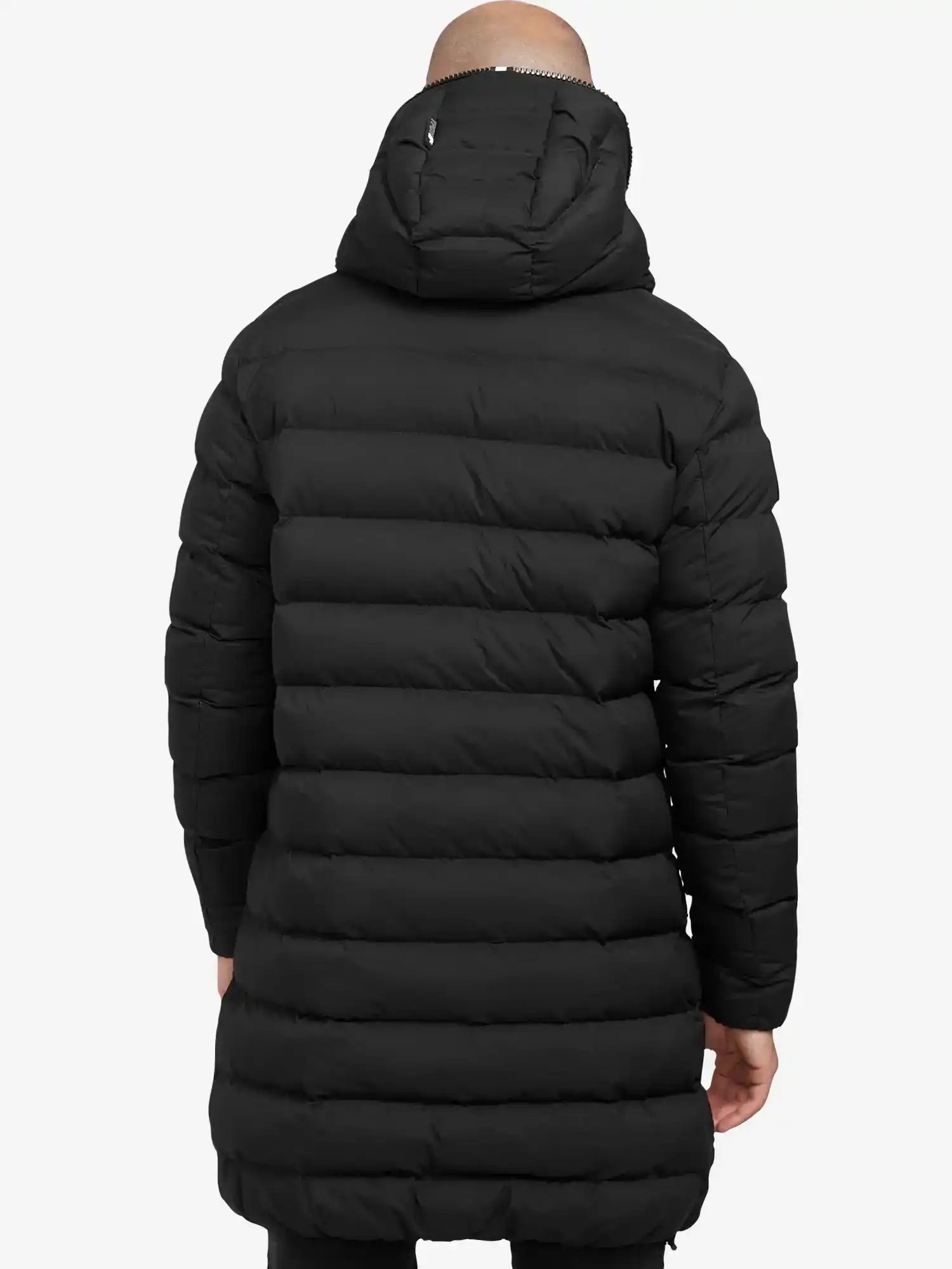Eine Person trägt die Chester Lange Pufferjacke mit Logo von trueprodigy, eine schwarze gesteppte Jacke mit Kapuze, von hinten vor weißem Hintergrund gezeigt.