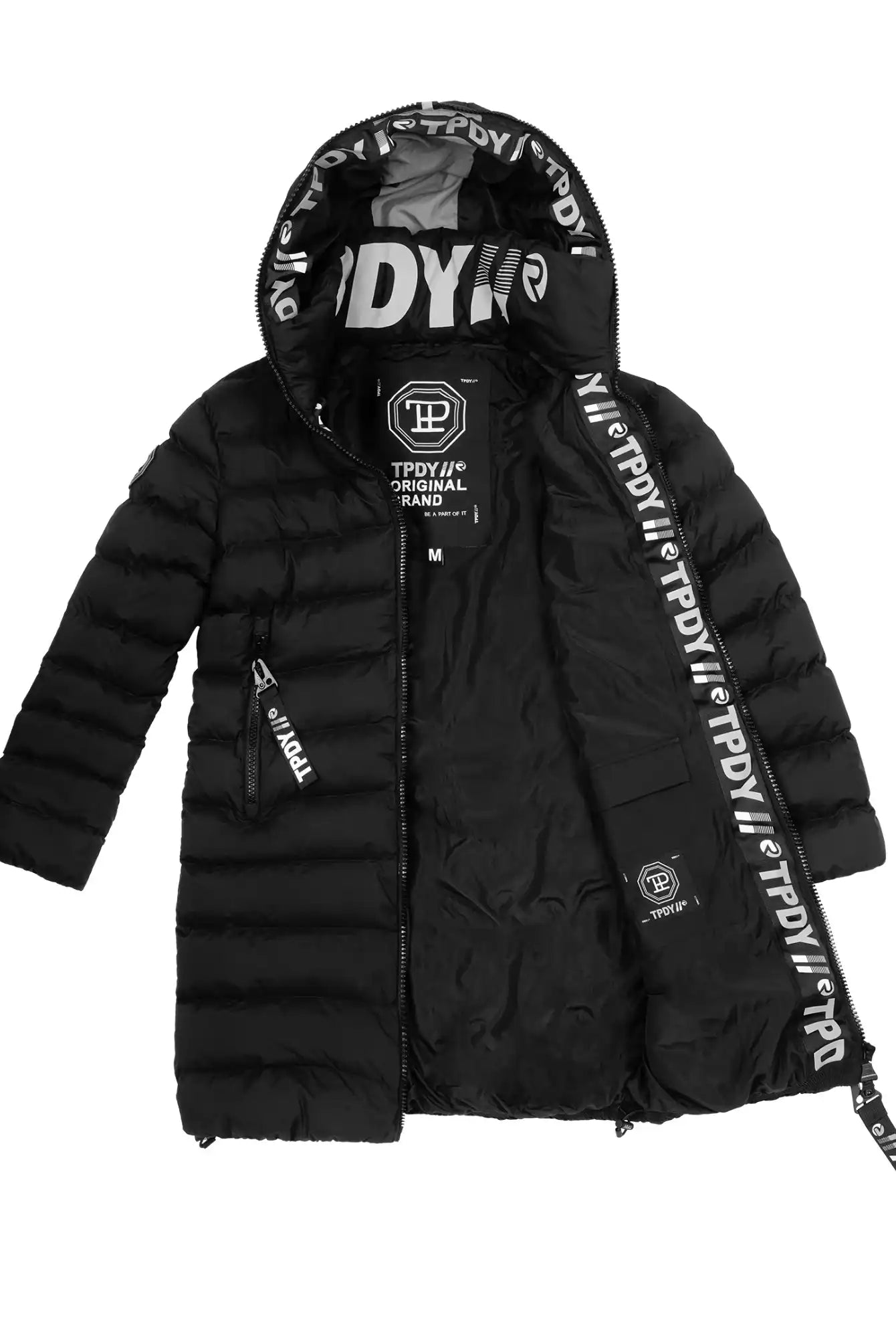 Die trueprodigy Chester F Lange Pufferjacke mit Logo ist ein schwarzer Damenparka mit Kapuze, wasserabweisendem Finish, Markenfutter, breitem schwarz-weißem Logoband an Reißverschluss und Kapuze, zwei Reißverschlusstaschen vorne und sichtbaren Nähten.