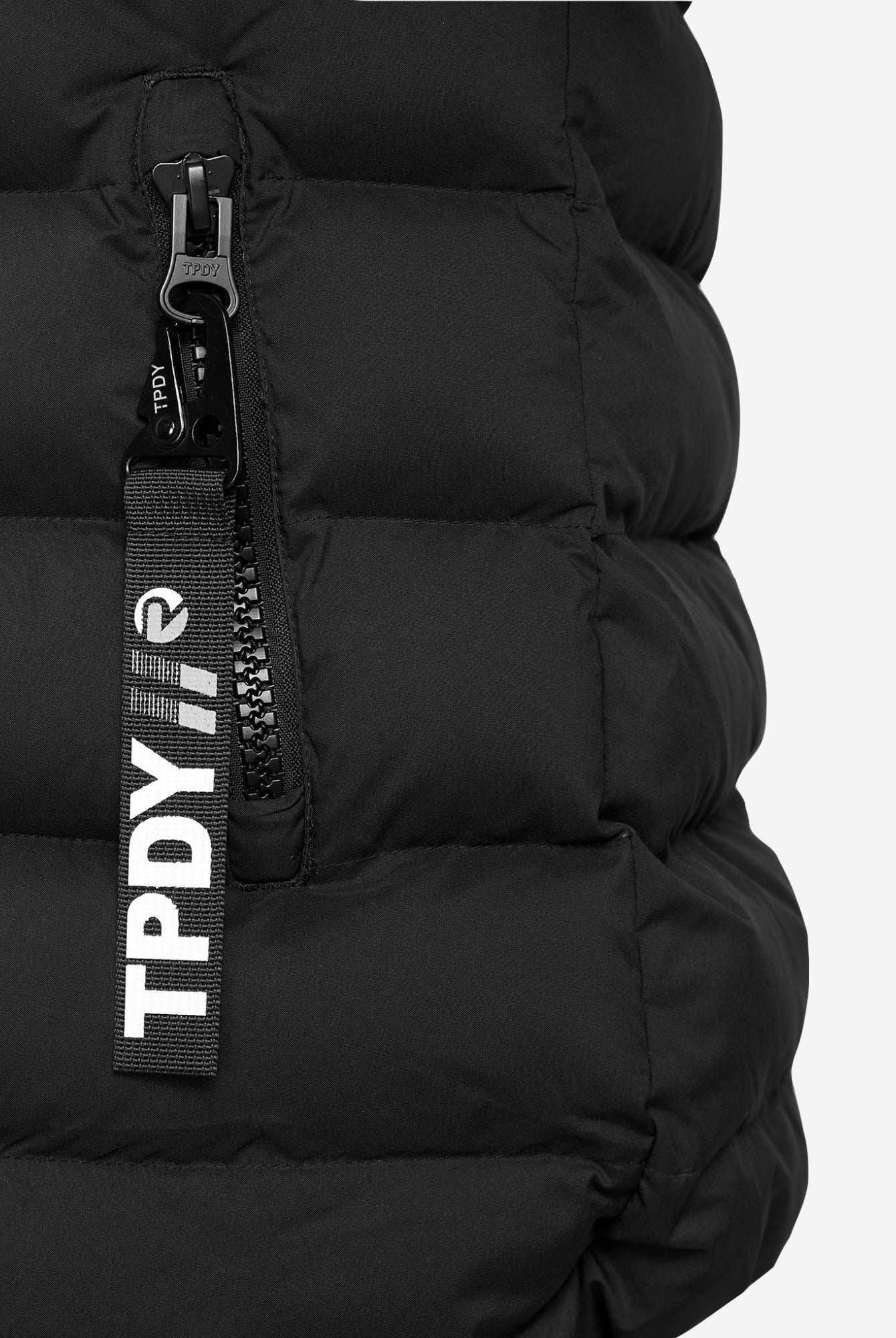 Nahaufnahme einer schwarzen trueprodigy Neo F Kurze Pufferjacke mit Logo, mit gesteppten Details, sichtbarem Reißverschluss mit schwarzem Riemenzug, weißem TPDY-Text, kreisförmigem Logo, diagonalem Streifen - perfekt mit oder ohne Kapuze.