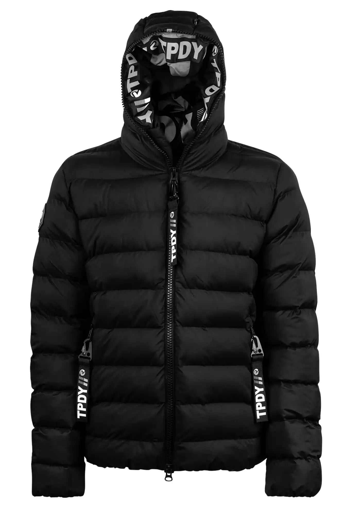 Die trueprodigy Neo F Kurze Pufferjacke mit Logo ist eine schwarze, glänzende, isolierte Pufferjacke mit Kapuze, Frontreißverschluss und horizontalen Nähten. Weiße TPJD-Logos befinden sich auf dem Reißverschluss, dem Kapuzenfutter und den unteren Taschen. Das Material ist wasserabweisend.