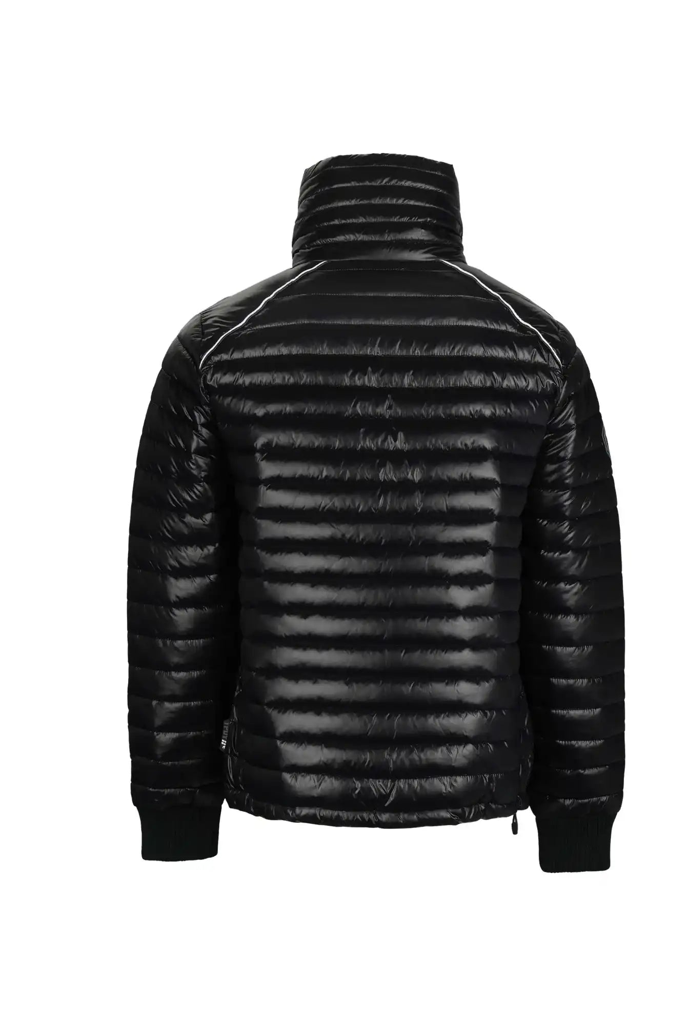 Die schwarze, glänzende Corey Steppjacke mit Stehkragen von trueprodigy wird von hinten vor einem weißen Hintergrund gezeigt, der die horizontale Steppung, den hohen Kragen und die gerippten Bündchen hervorhebt.