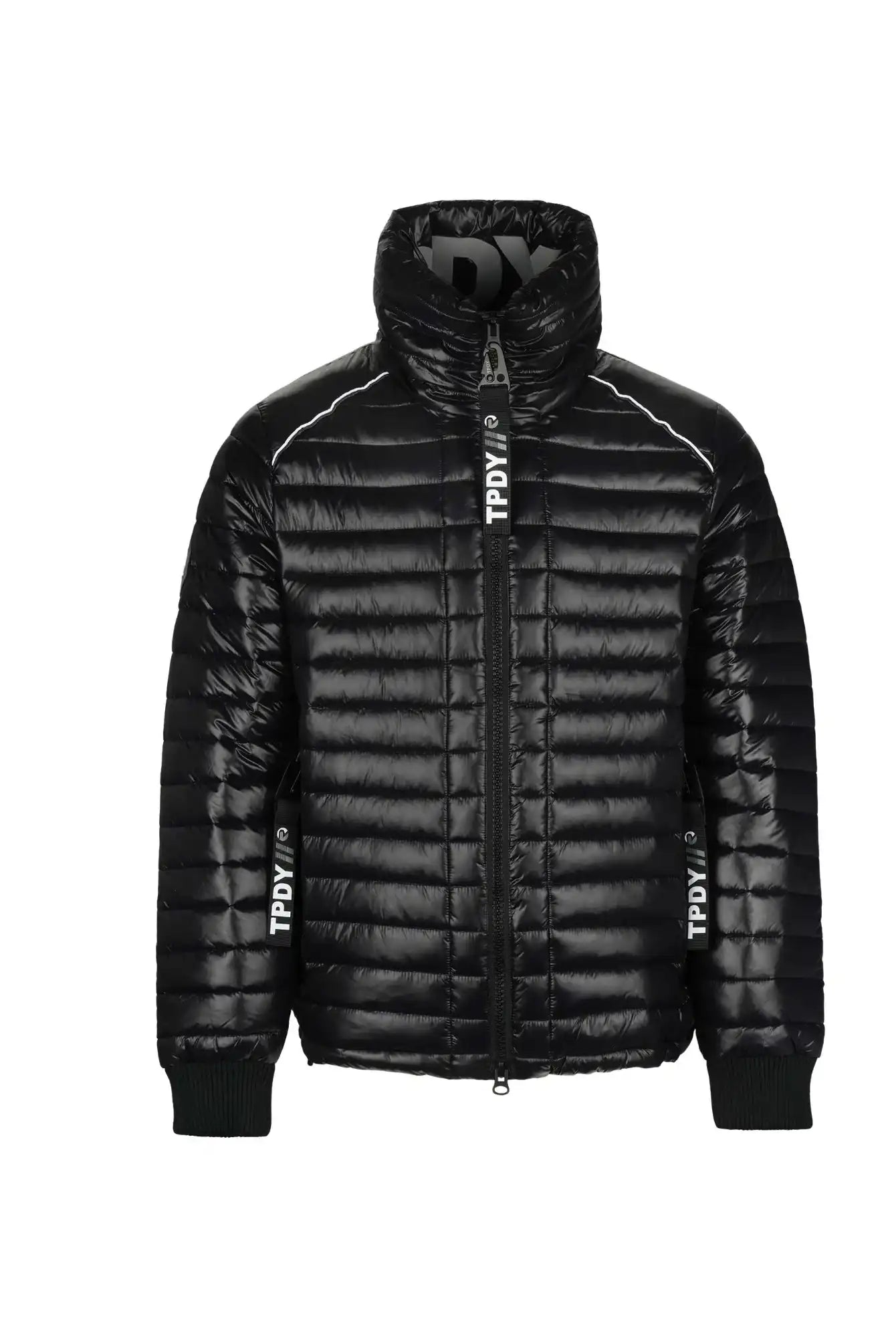 Die Corey Steppjacke mit Stehkragen von trueprodigy ist eine schwarze, glänzende Pufferjacke mit hohem Kragen, Frontreißverschluss, TPDIV-Prints auf Reißverschluss und Ärmeln und Rippbündchen für zusätzlichen Style.