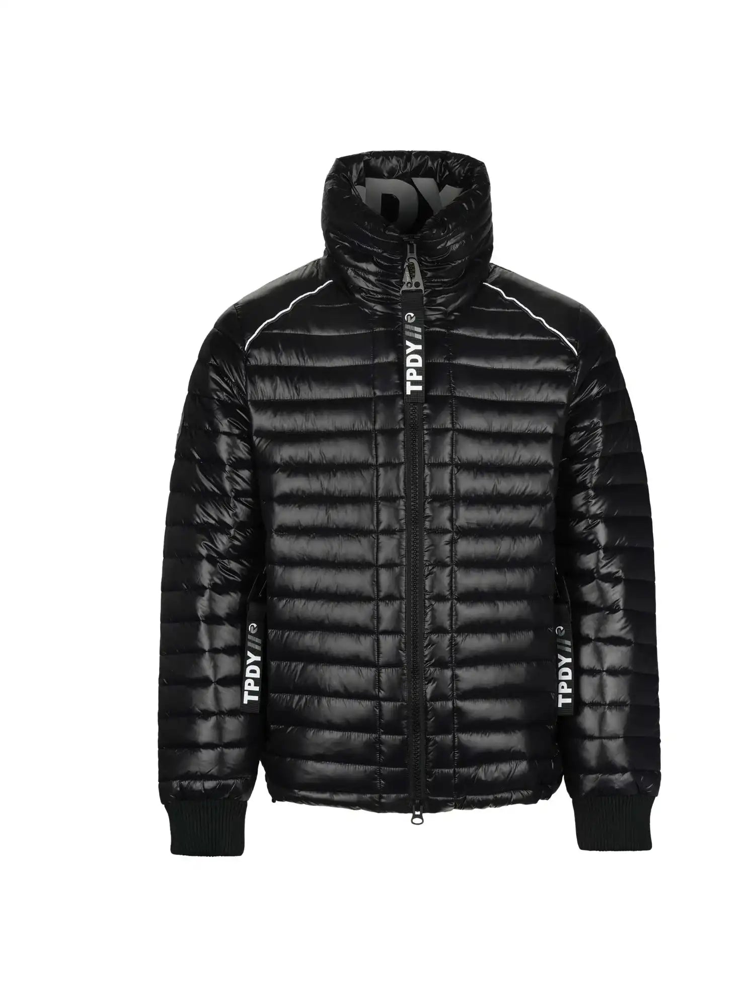 Die Corey Steppjacke mit Stehkragen von trueprodigy ist eine schwarze, glänzende Pufferjacke mit hohem Kragen, Frontreißverschluss, TPDIV-Prints auf Reißverschluss und Ärmeln und Rippbündchen für zusätzlichen Style.