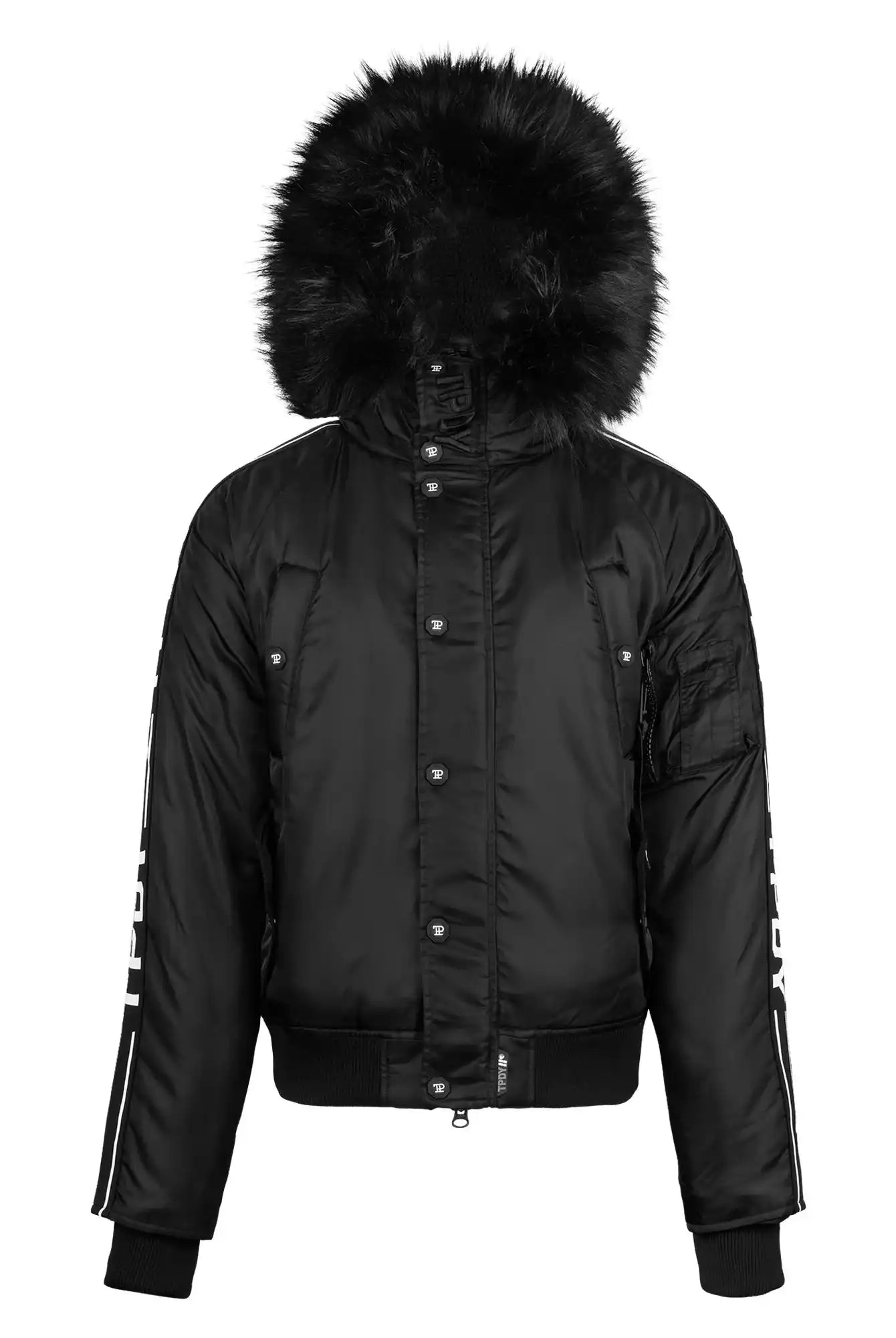 Die Jonathan Bomberjacke mit Kapuze und Kunstfell von trueprodigy ist eine schwarze Jacke mit Frontreißverschluss und Druckknöpfen, gerippten Bündchen und Saum, Kapuze aus Kunstfell und weißem Ärmeltext.