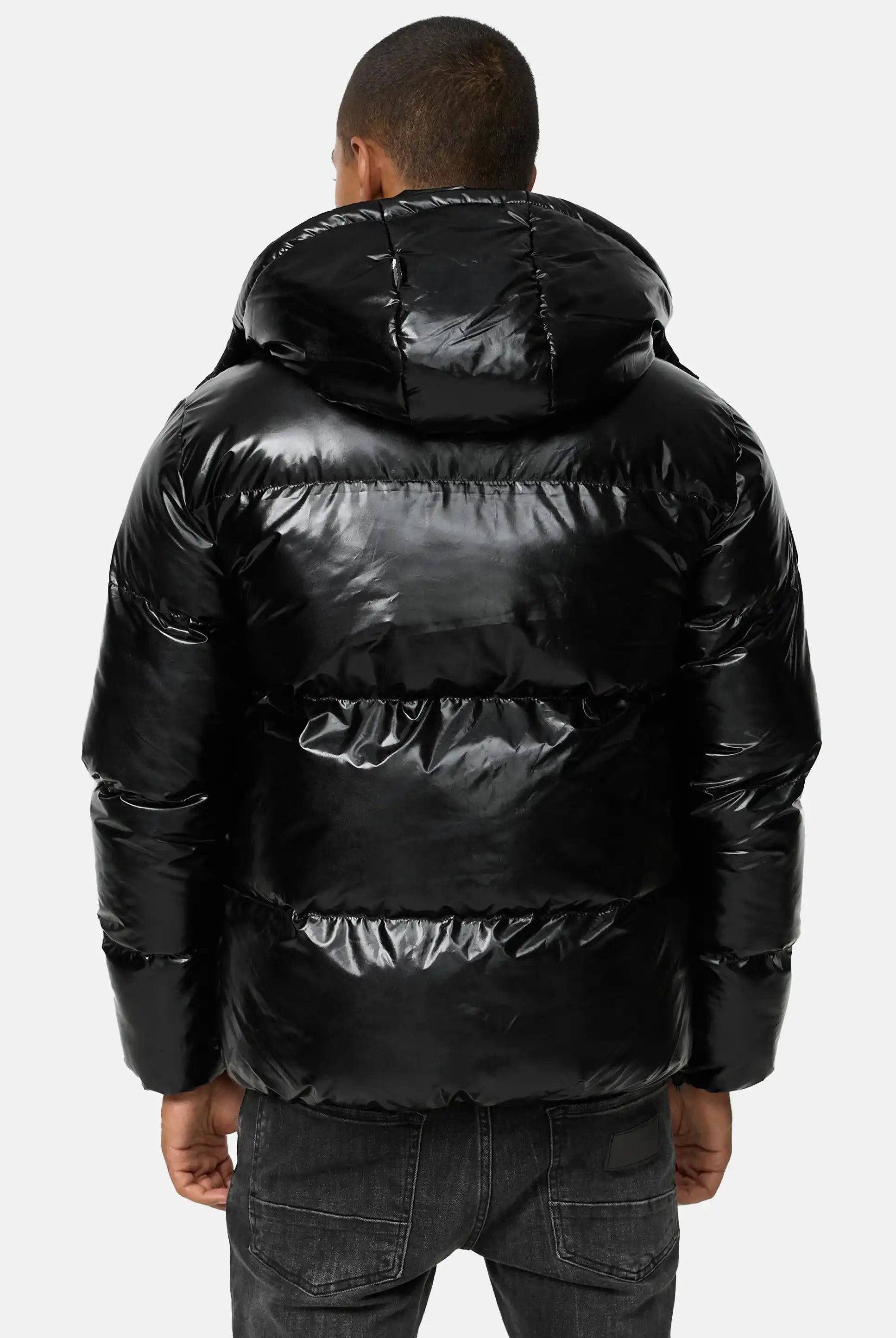 TRUEPRODIGY constance schwarze Pufferjacke mit glänzendem Finish, Kapuze. Rückansicht eines Mannes in urbanem Stil. Wintermode, hochwertiges Material, Streetwear-Look.