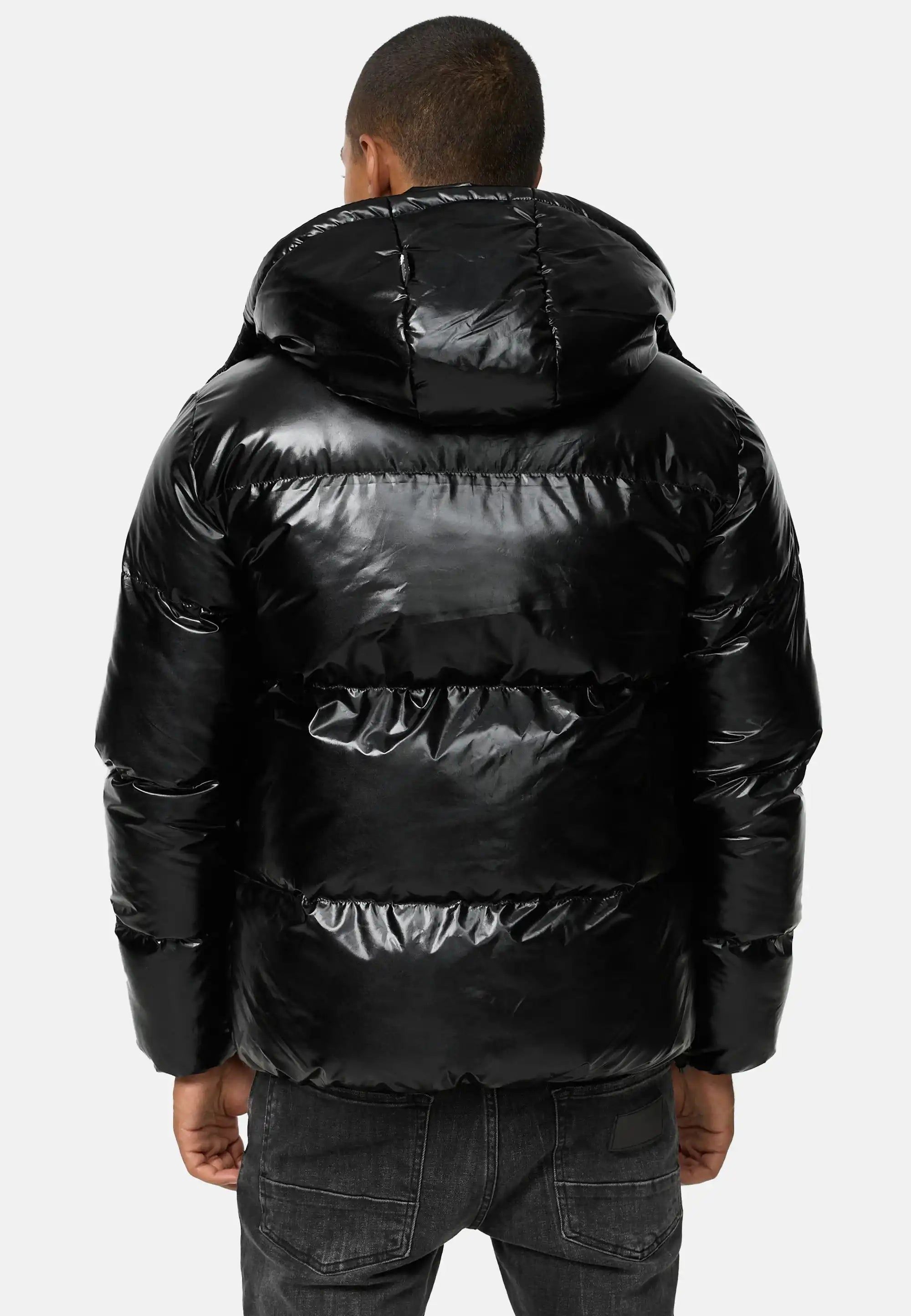 TRUEPRODIGY constance schwarze Pufferjacke mit glänzendem Finish, Kapuze. Rückansicht eines Mannes in urbanem Stil. Wintermode, hochwertiges Material, Streetwear-Look.