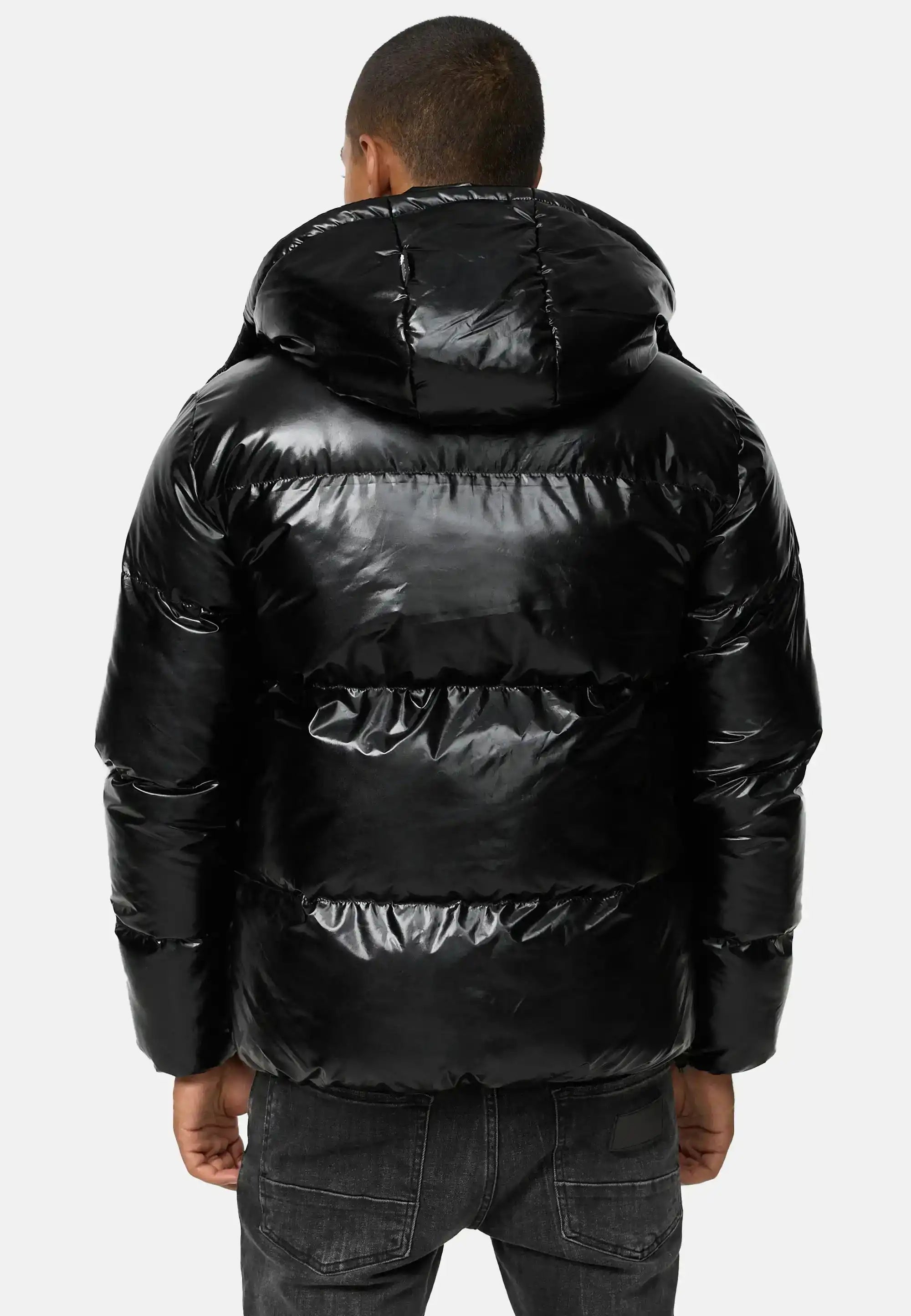 TRUEPRODIGY constance schwarze Pufferjacke mit glänzendem Finish, Kapuze. Rückansicht eines Mannes in urbanem Stil. Wintermode, hochwertiges Material, Streetwear-Look.