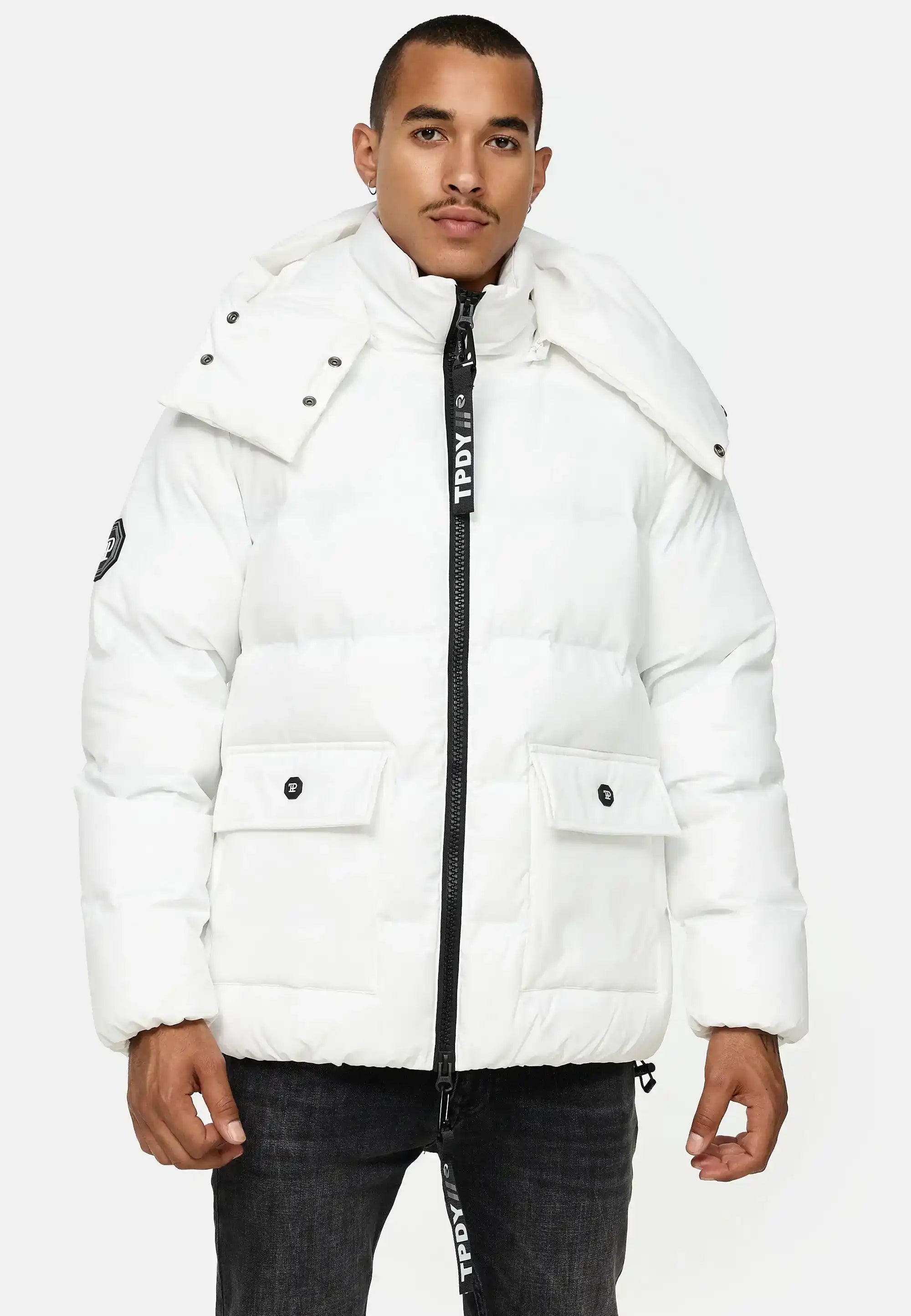 Ein Mann mit kurzen Haaren und neutralem Gesichtsausdruck trägt die trueprodigy Franco Winterjacke mit abnehmbarer Kapuze in Weiß, die sich durch ein reflektierendes Design, hohe Kragen, schwarzen Reißverschluss und große Fronttaschen vor hellem Hintergrund auszeichnet.
