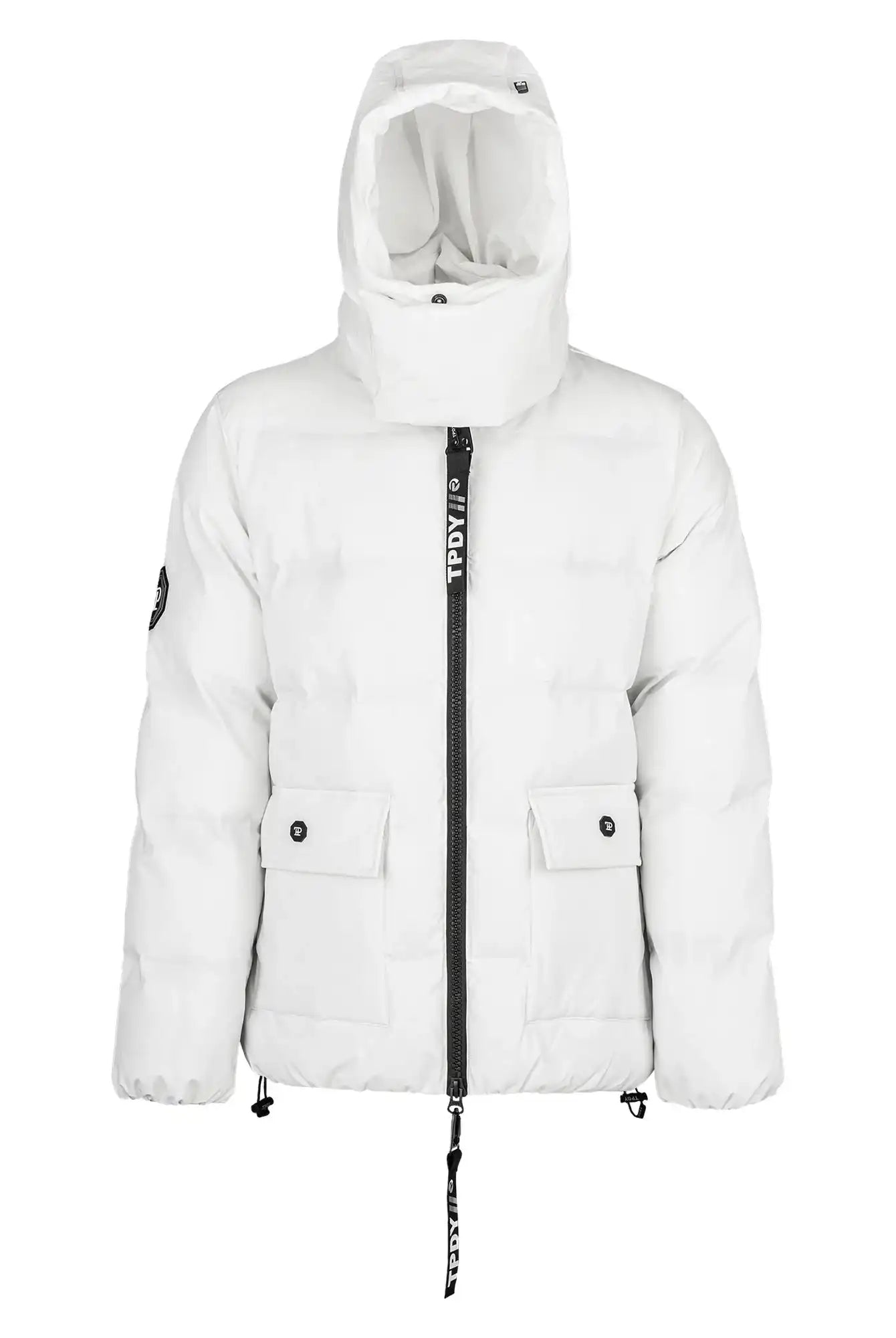 Die trueprodigy Franco Winterjacke mit abnehmbarer Kapuze ist eine weiße Pufferjacke mit Frontreißverschluss, elastischen Bündchen, zwei geknöpften Pattentaschen, Marken-Reißverschlusszügen und einem kleinen runden Logoaufnäher auf einem Ärmel.