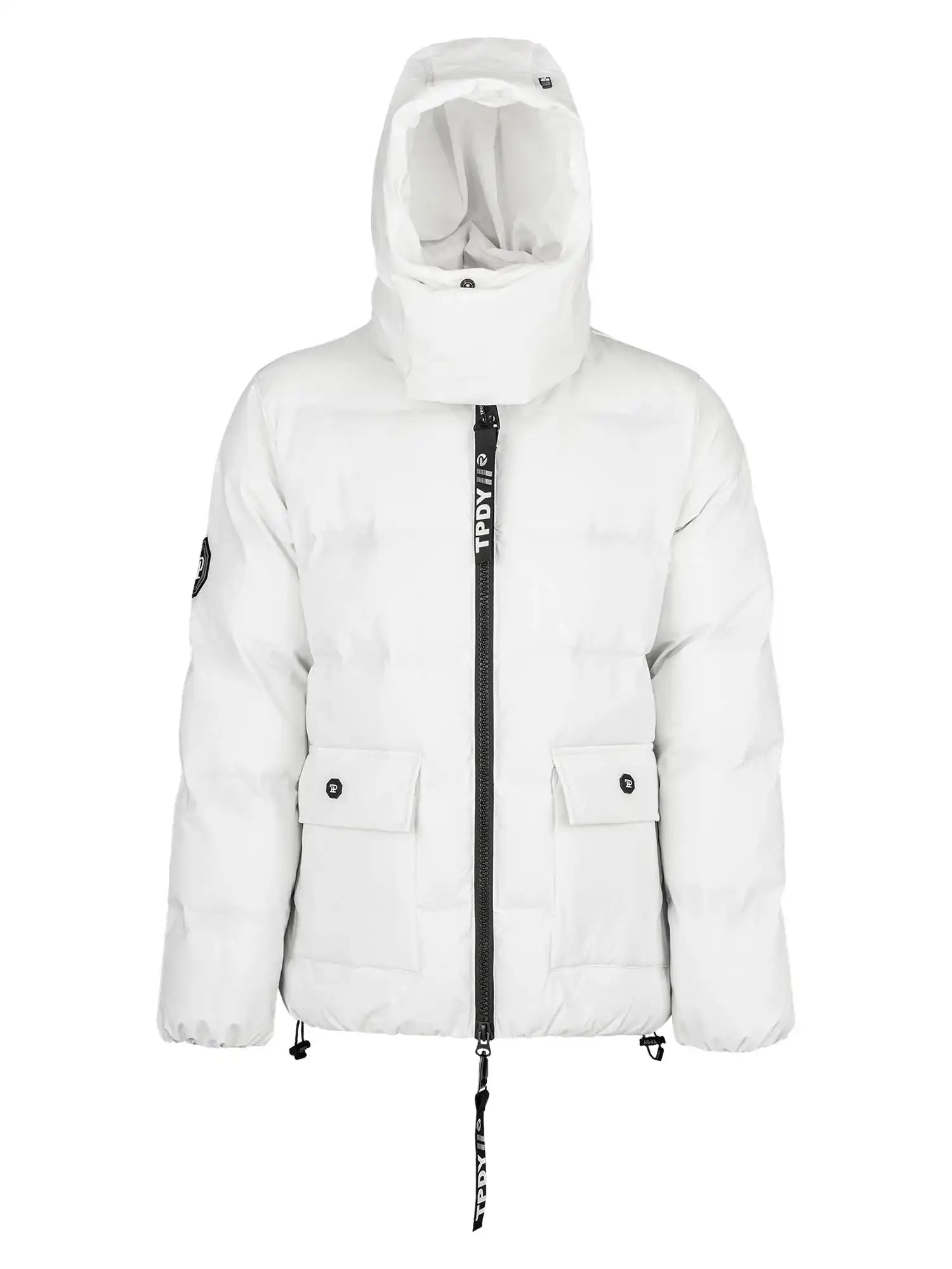 Die trueprodigy Franco Winterjacke mit abnehmbarer Kapuze ist eine weiße Pufferjacke mit Frontreißverschluss, elastischen Bündchen, zwei geknöpften Pattentaschen, Marken-Reißverschlusszügen und einem kleinen runden Logoaufnäher auf einem Ärmel.