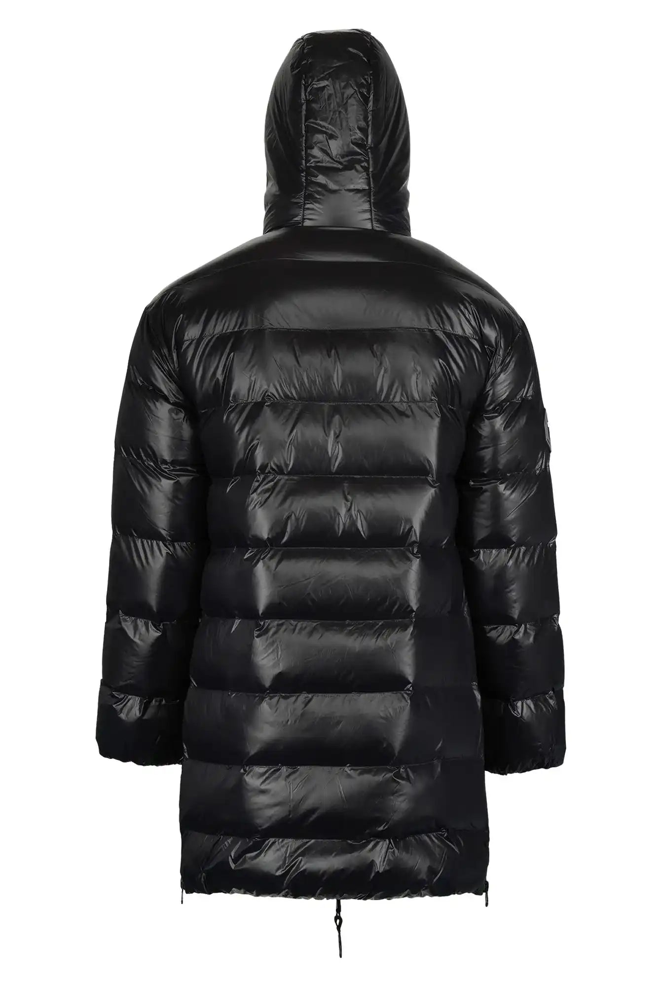 Die David Glänzende Steppjacke mit Kapuze von trueprodigy ist eine schwarze, glänzende Herrenparka im Puffer-Stil mit Kapuze, langen Ärmeln und horizontaler Steppung. Die Jacke reicht bis zur Mitte des Oberschenkels für zusätzliche Wärme.