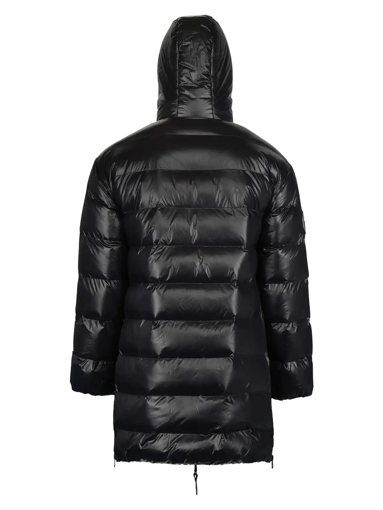 Die David Glänzende Steppjacke mit Kapuze von trueprodigy ist eine schwarze, glänzende Herrenparka im Puffer-Stil mit Kapuze, langen Ärmeln und horizontaler Steppung. Die Jacke reicht bis zur Mitte des Oberschenkels für zusätzliche Wärme.