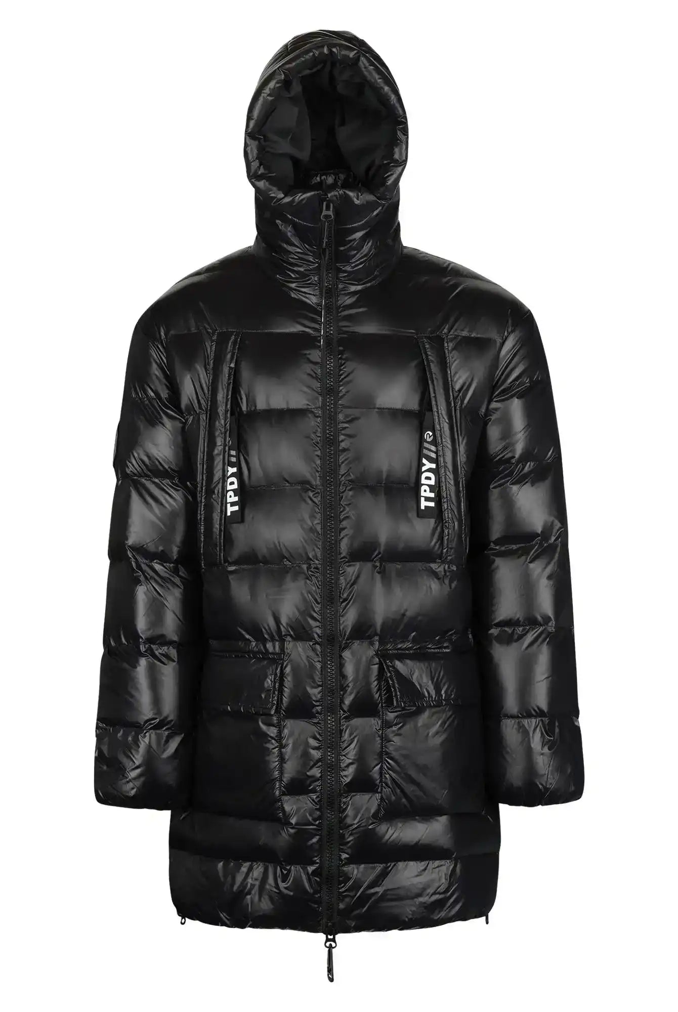 Die trueprodigy David Glänzende Steppjacke mit Kapuze ist ein schwarzer, gesteppter Herrenparka mit poliertem Finish, Frontreißverschluss, zwei vertikalen Reißverschlusstaschen auf der Brust mit weißem Schriftzug und zwei unteren Taschen für auffälligen Stil.