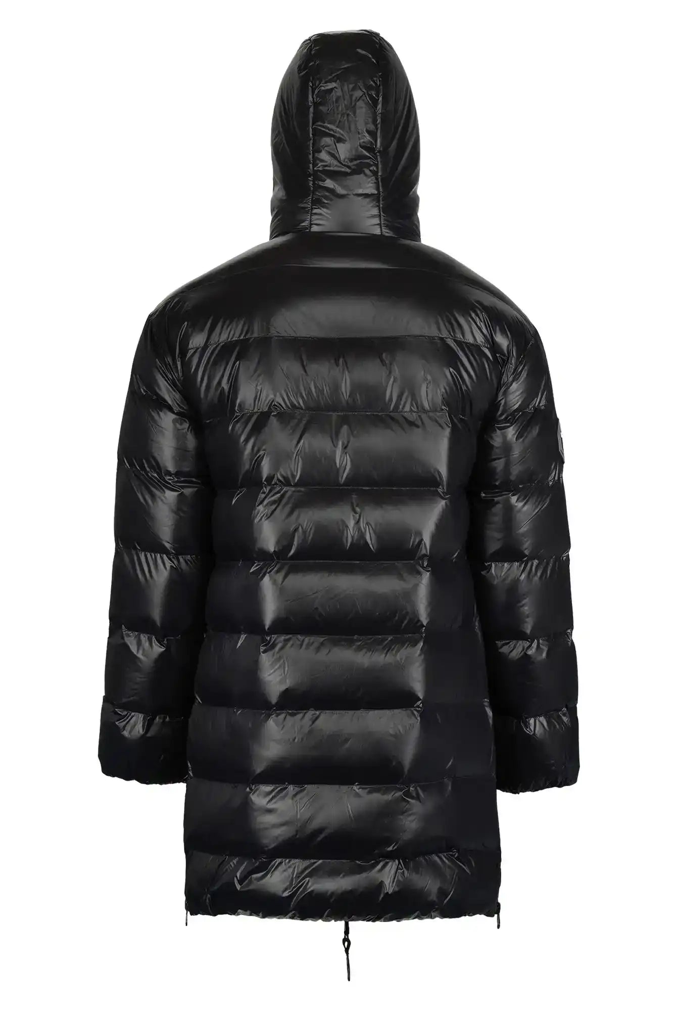 Die David F Glänzende Steppjacke mit Kapuze von trueprodigy wird als schwarz glänzender Damenparka im Puffer Softshell Stil mit horizontaler Steppung vor weißem Hintergrund von hinten präsentiert.