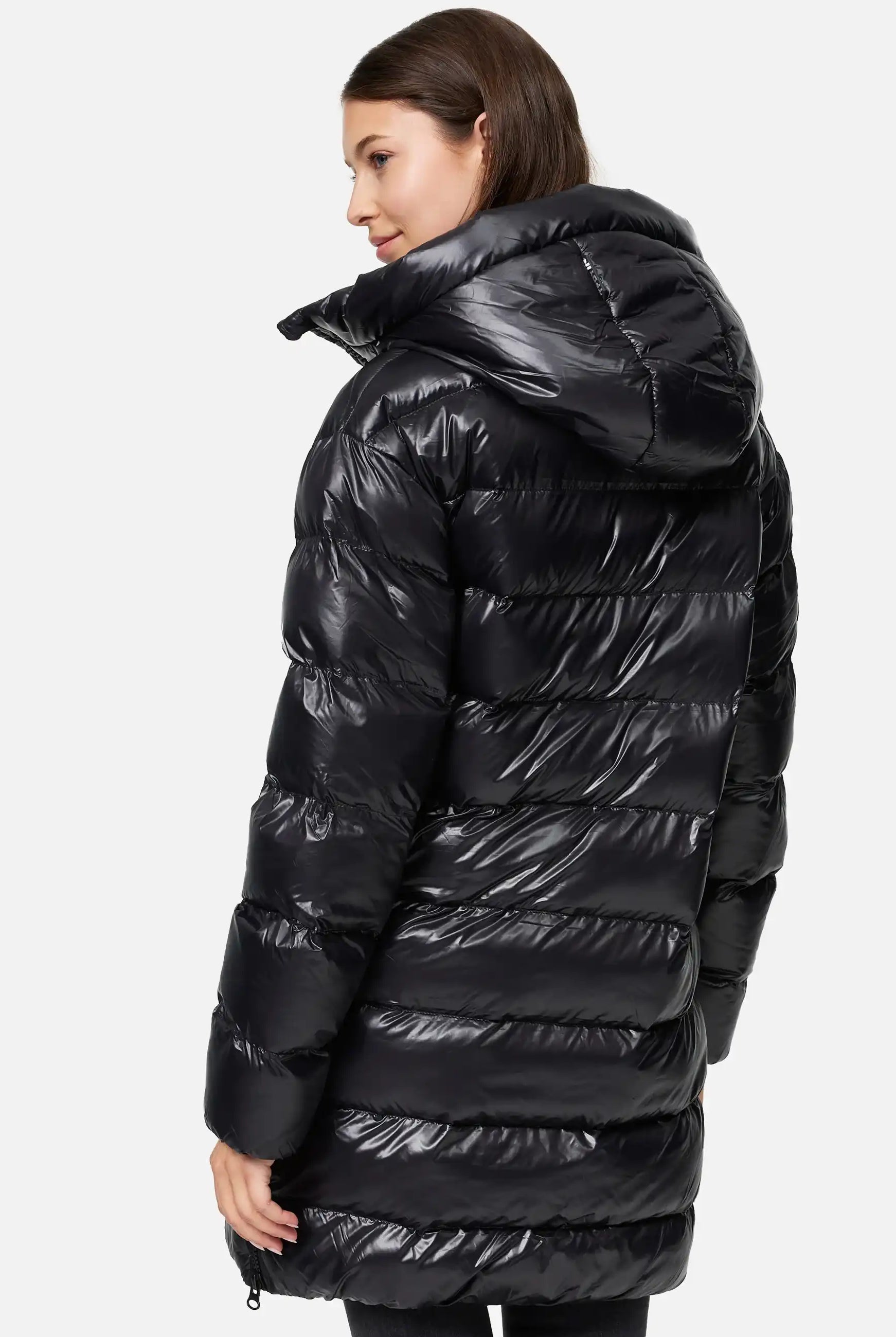 Eine Person mit glattem braunem Haar wird von hinten gezeigt, die die trueprodigy David F Glänzende Steppjacke mit Kapuze trägt. Die lange schwarze Jacke mit horizontaler Steppung hebt sich von dem schlichten weißen Hintergrund ab.