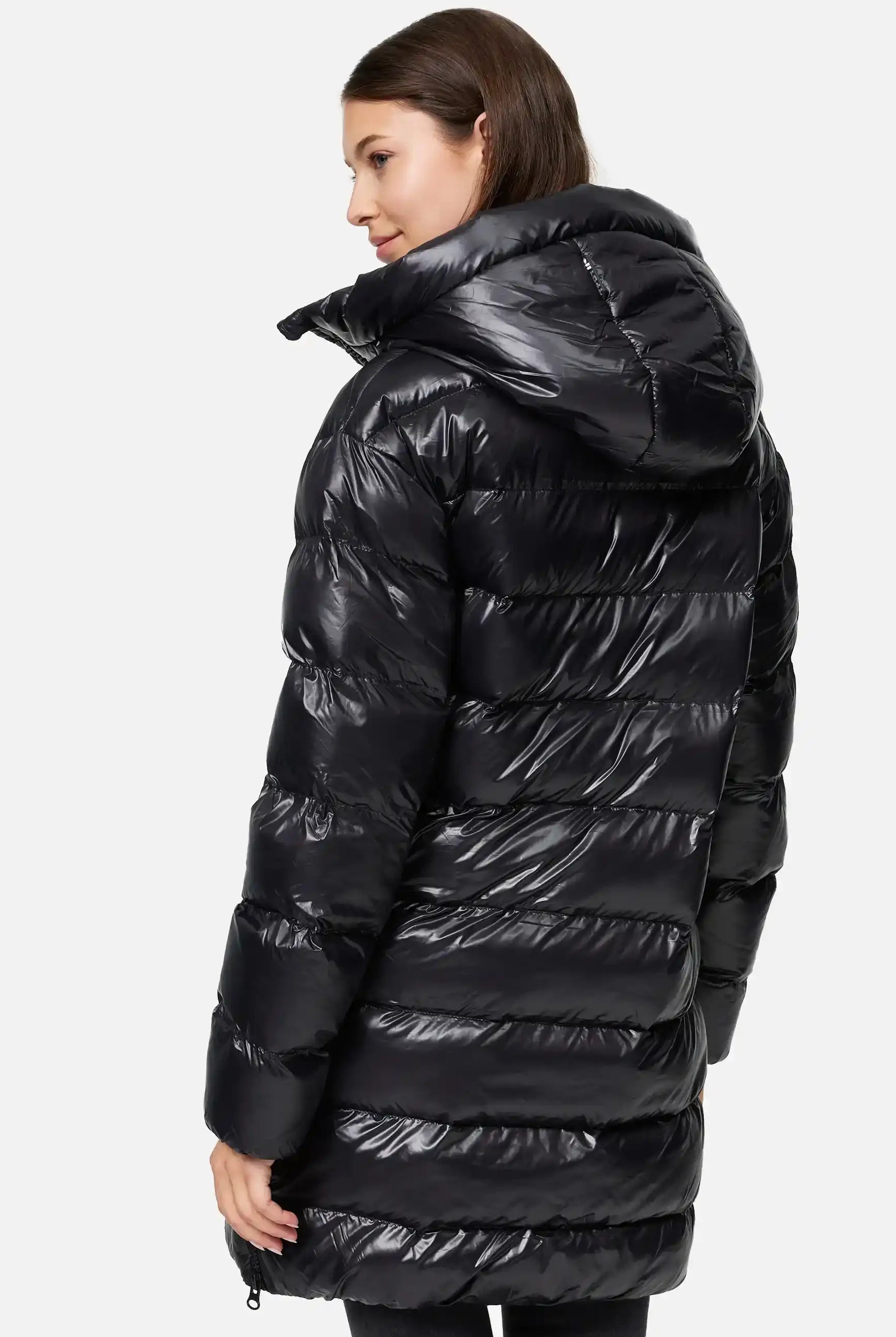 Eine Person mit glattem braunem Haar ist von hinten zu sehen, die die trueprodigy David F Glänzende Steppjacke mit Kapuze, einen glänzend schwarzen, gesteppten Mantel mit halber Oberschenkelhöhe, vor einem schlichten Hintergrund trägt.