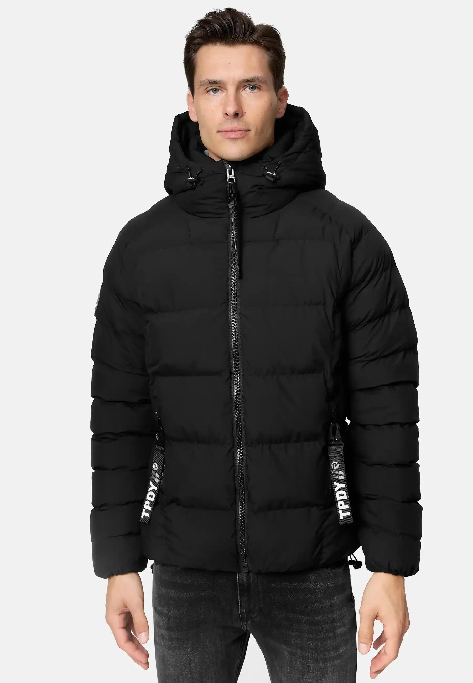 Ein Mann trägt die Murphy Matte Steppjacke mit Kapuze von trueprodigy in Schwarz mit wasserabweisendem Material, Frontreißverschluss, zwei Reißverschlusstaschen und horizontalen Steppnähten zu dunklen Jeans vor hellem, schlichtem Hintergrund.