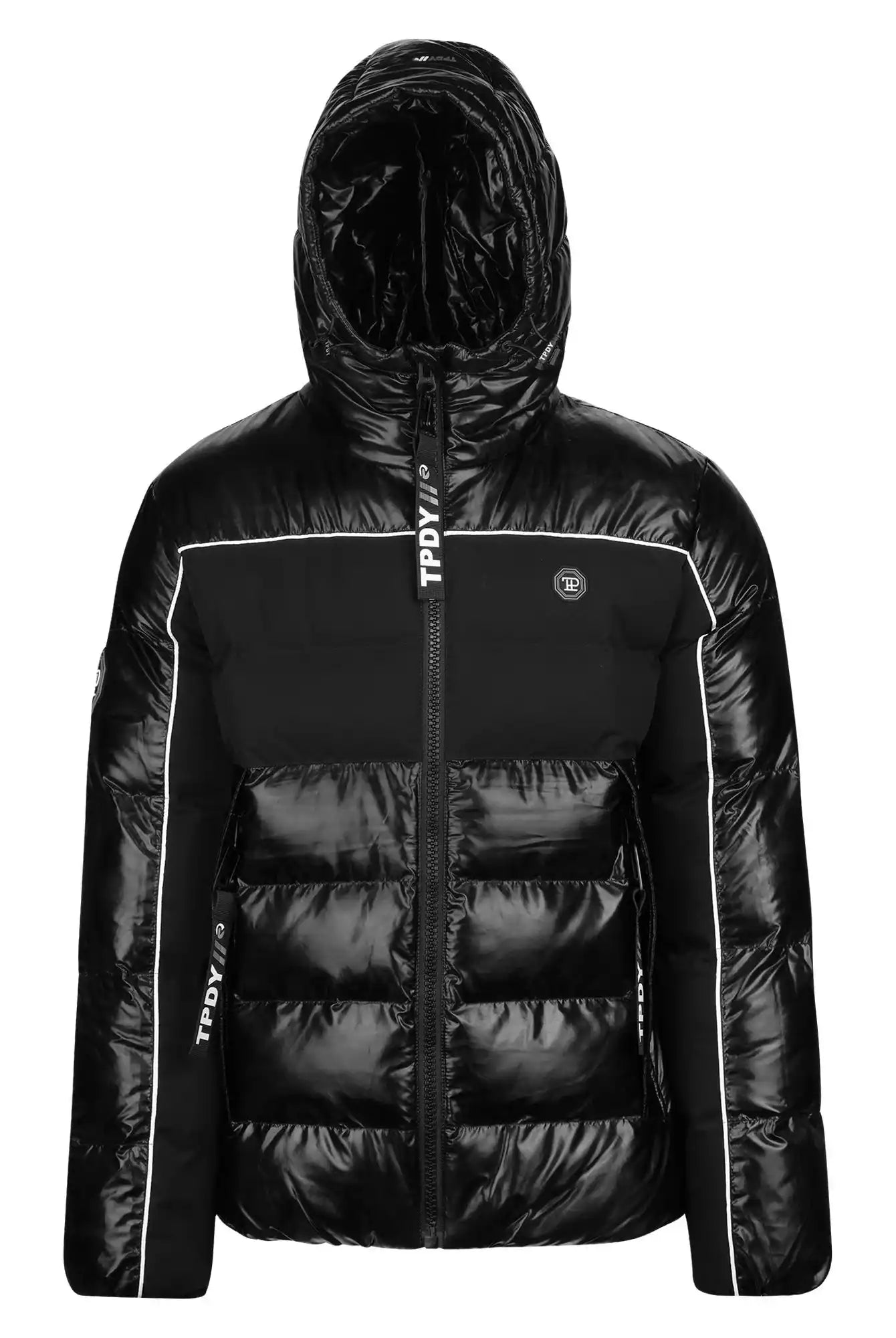 Die Clark Winterjacke mit Kapuze und Logo von trueprodigy ist eine schwarze Pufferjacke mit glänzendem Finish, Frontreißverschluss, Kapuze, weißen Paspeln, TPDV-Logo-Details, horizontaler Steppung und Seitentaschen - ideal als reflektierende Herren-Winterjacke.