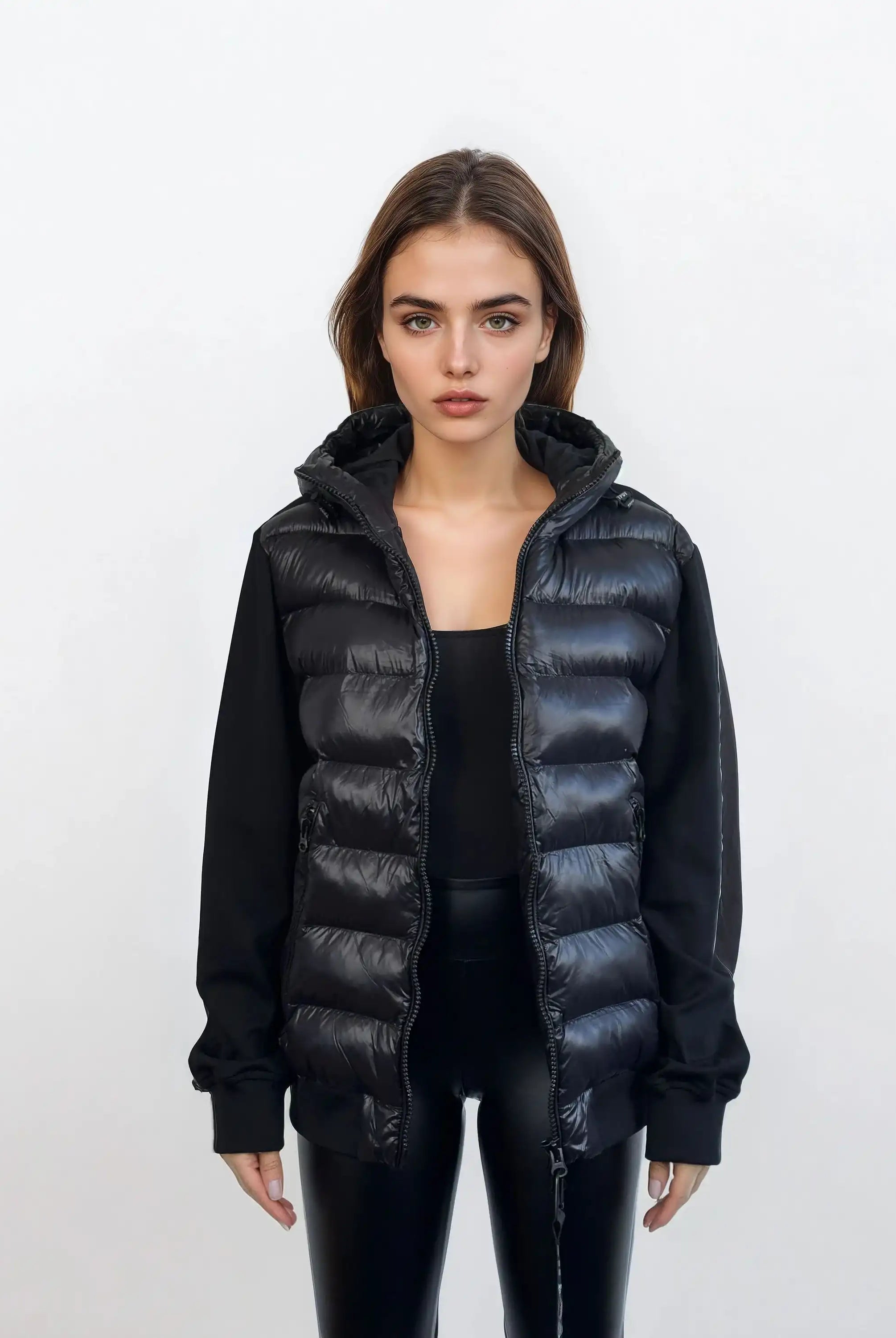 Eine Frau mit glattem, braunem Haar trägt die Oversized Damen Bomber Jacke im urbanen Materialmix-Design von trueprodigy über schwarzem Top und Hose. Die wasserabweisende Jacke ist perfekt für jedes Wetter und steht vor weißem Hintergrund.