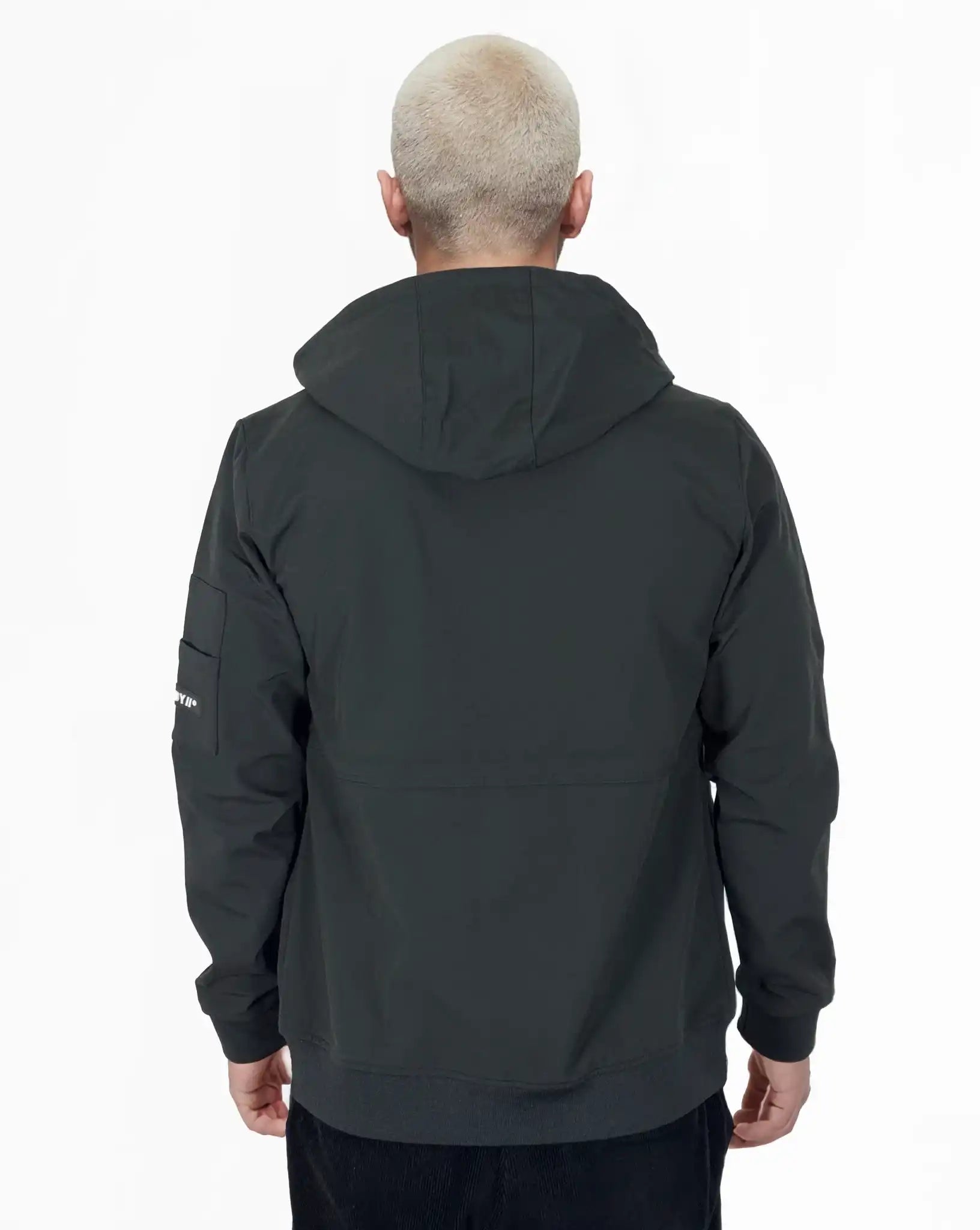 Eine Person mit kurzen, gebleichten blonden Haaren ist von hinten zu sehen, die die Trueprodigy Lucas Leichte Herrenjacke mit Brust- und Ärmelbadge trägt und vor einem schlichten weißen Hintergrund steht.