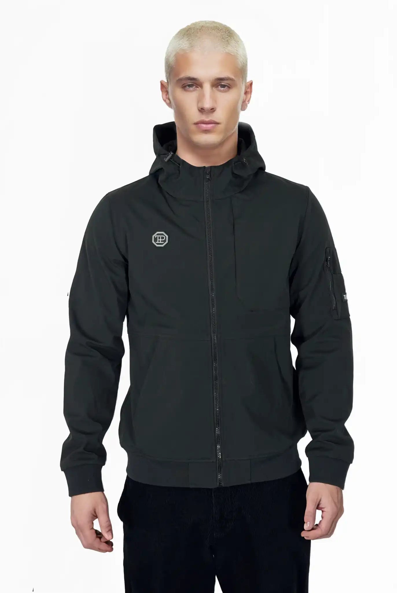 Eine Person mit kurzen, gebleichten blonden Haaren trägt das Trueprodigy Lucas Leichte Herrenjacke mit Brust- und Ärmelbadge, das vor einem schlichten weißen Hintergrund steht.