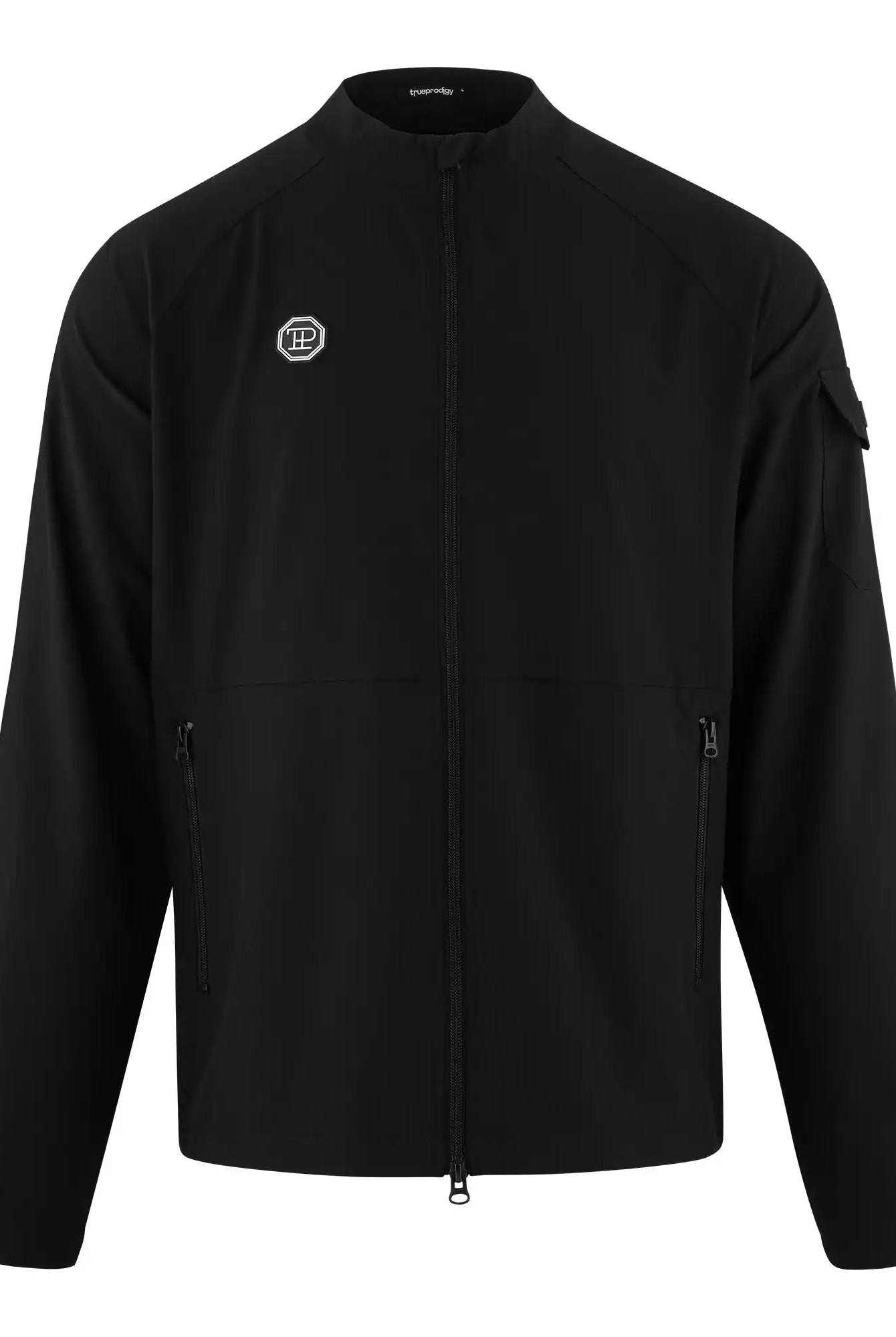 Die trueprodigy Henry Leichte Sportjacke mit Stehkragen ist eine schwarze Herrenjacke mit langen Ärmeln, seitlichen Reißverschlusstaschen, einem kleinen weißen, runden Logo auf der linken Brust und einer Reißverschlusstasche auf dem linken Oberarm.