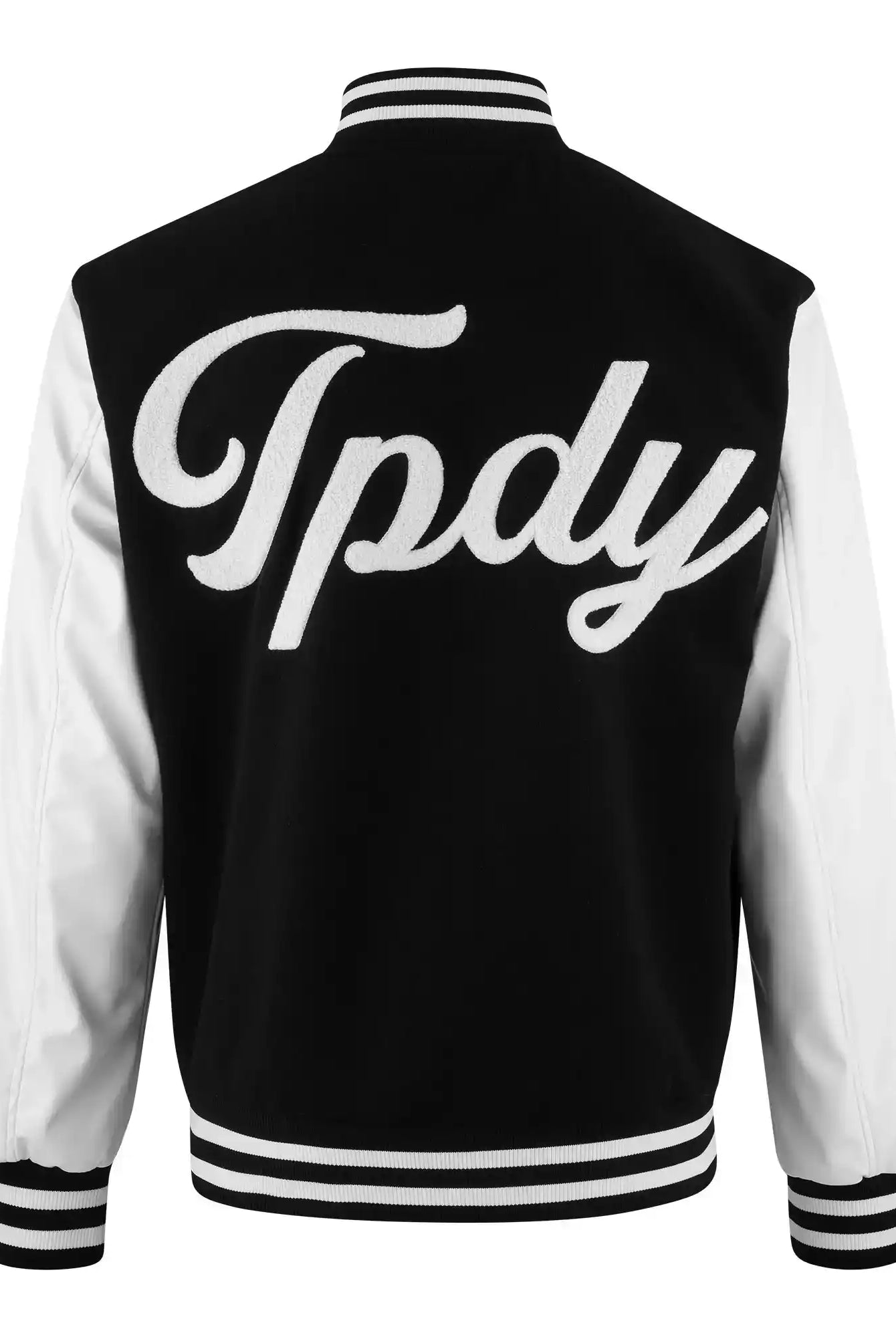 Die trueprodigy Chuck Retro Collage Jacke hat einen schwarzen Körper, weiße Ärmel und einen fetten "Tpdy"-Schriftzug auf der Rückseite. Gestreifter Kragen, Manschetten und Saum vervollständigen den klassischen Varsity-Stil.