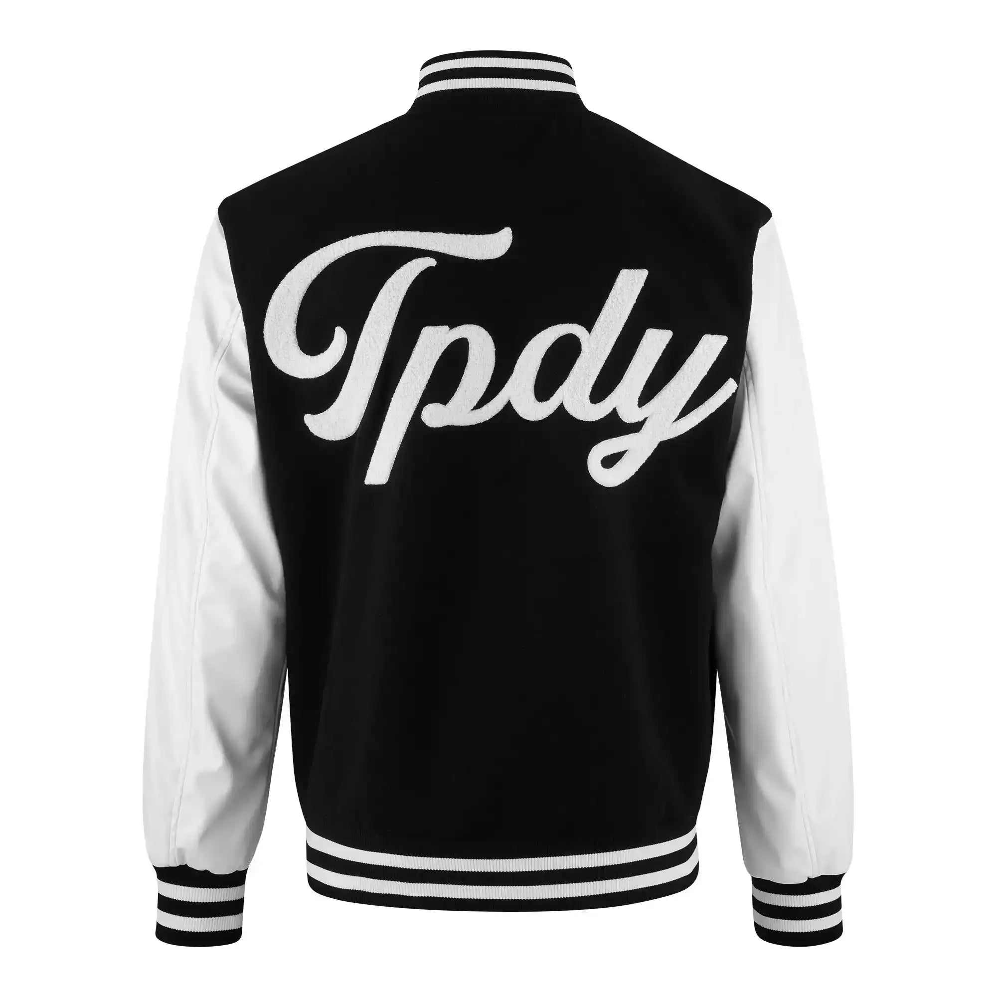 Die trueprodigy Chuck Retro Collage Jacke hat einen schwarzen Körper, weiße Ärmel und einen fetten "Tpdy"-Schriftzug auf der Rückseite. Gestreifter Kragen, Manschetten und Saum vervollständigen den klassischen Varsity-Stil.