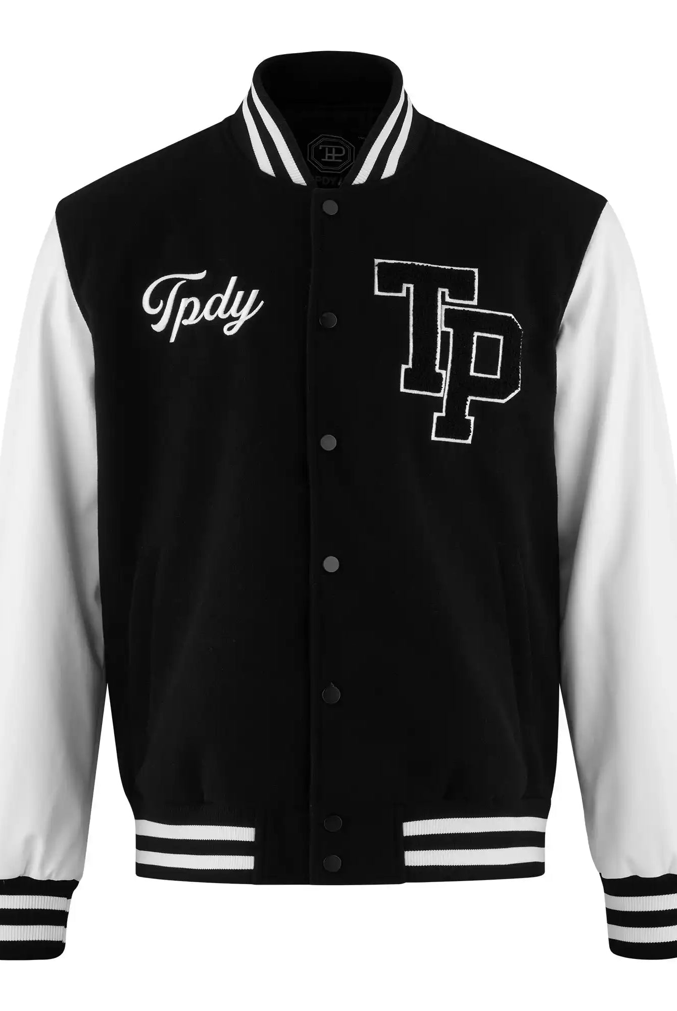 Die trueprodigy Chuck Retro Collage Jacke hat einen schwarzen Body, weiße Ärmel, gestreifte Manschetten, Kragen und Saum. Auf der linken Brust befindet sich ein fetter TP-Schriftzug, während "Tpdy" in Schreibschrift die rechte Brust ziert.