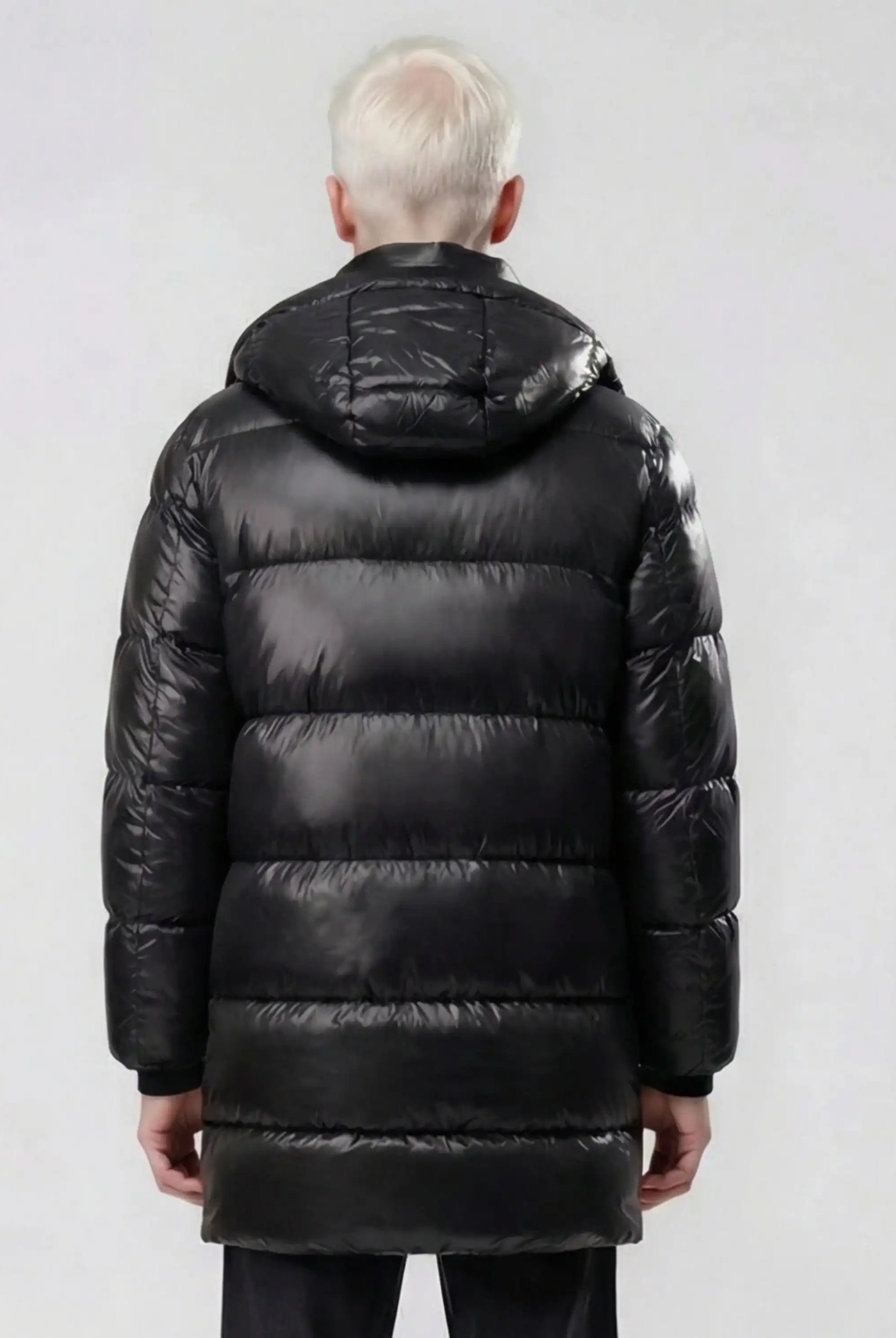 Gezeigt wird eine Person mit kurzen weißen Haaren von hinten, die eine trueprodigy Herren Winterjacke mit abnehmbarer Kapuze im Regular Fit trägt. Der Hintergrund ist einfarbig und hell.
