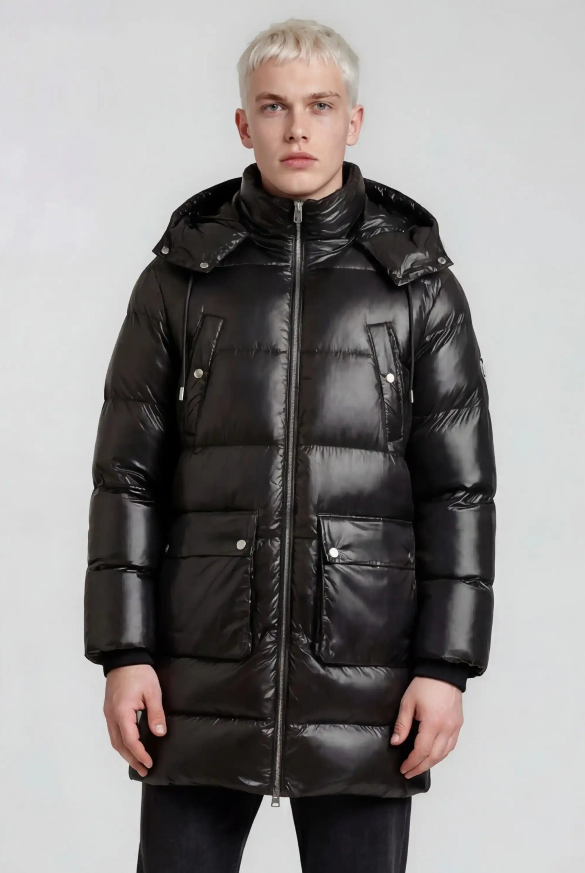Eine Person mit kurzen, hellblonden Haaren trägt die trueprodigy Herren Winterjacke mit abnehmbarer Kapuze im Regular Fit, mit Fronttaschen, vor einem schlichten, hellgrauen Hintergrund.