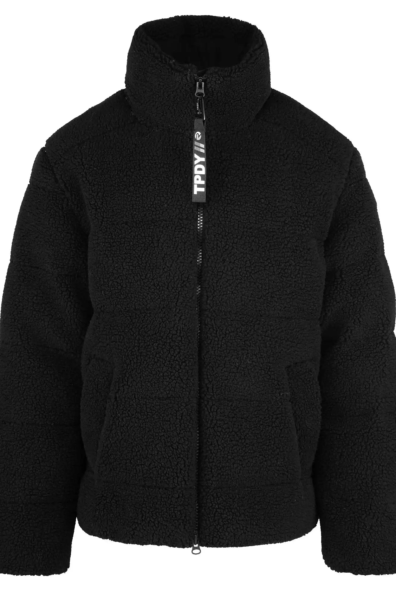 Die trueprodigy Damen Winterjacke mit flauschiger Sherpa-Oberfläche im Oversized Fit ist eine schwarze Fleece-Pufferjacke mit hohem Kragen, Frontreißverschluss und zwei Seitentaschen - retro inspiriert durch einen weißen Textprint am Zipper.
