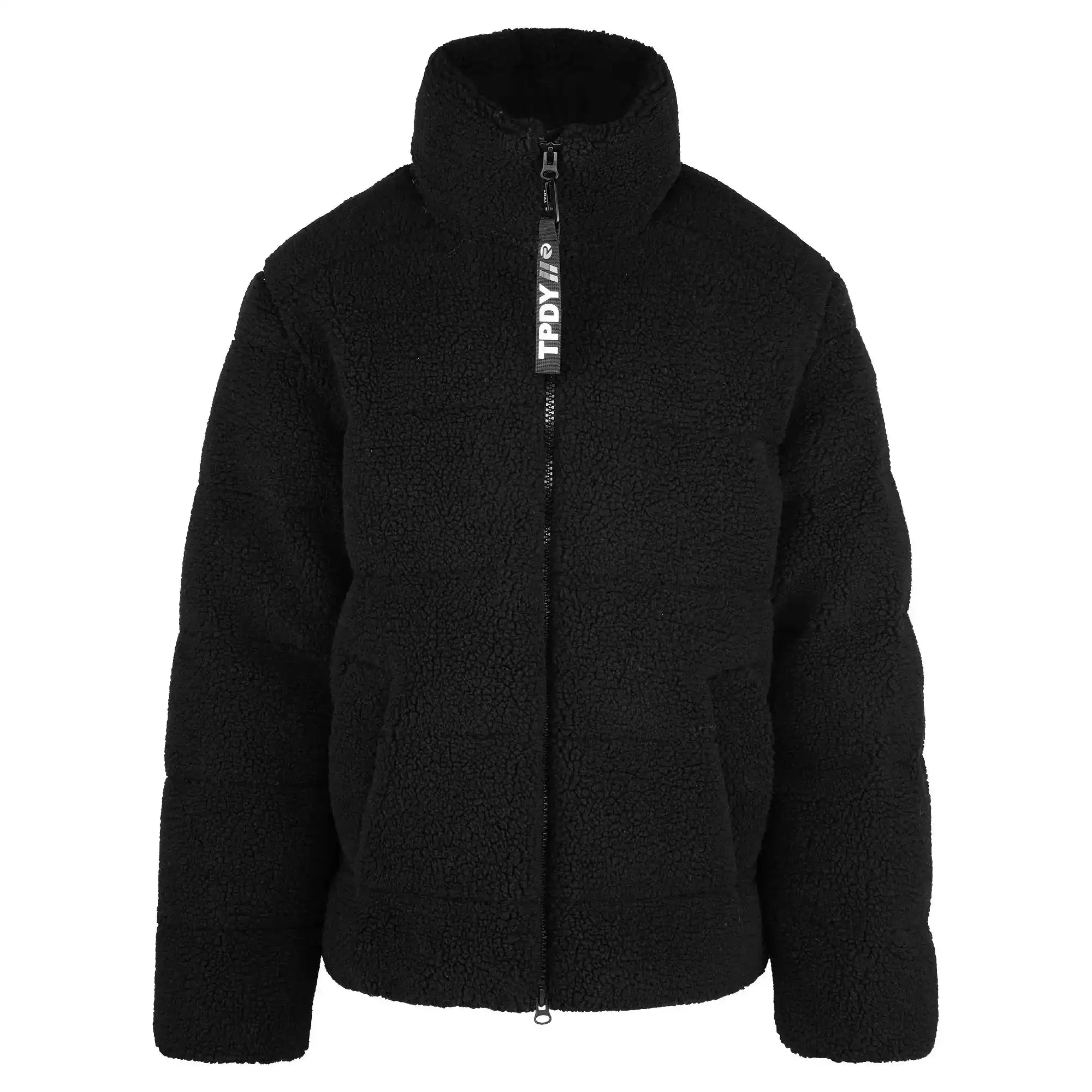 Die trueprodigy Damen Winterjacke mit flauschiger Sherpa-Oberfläche im Oversized Fit ist eine schwarze Fleece-Pufferjacke mit hohem Kragen, Frontreißverschluss und zwei Seitentaschen - retro inspiriert durch einen weißen Textprint am Zipper.